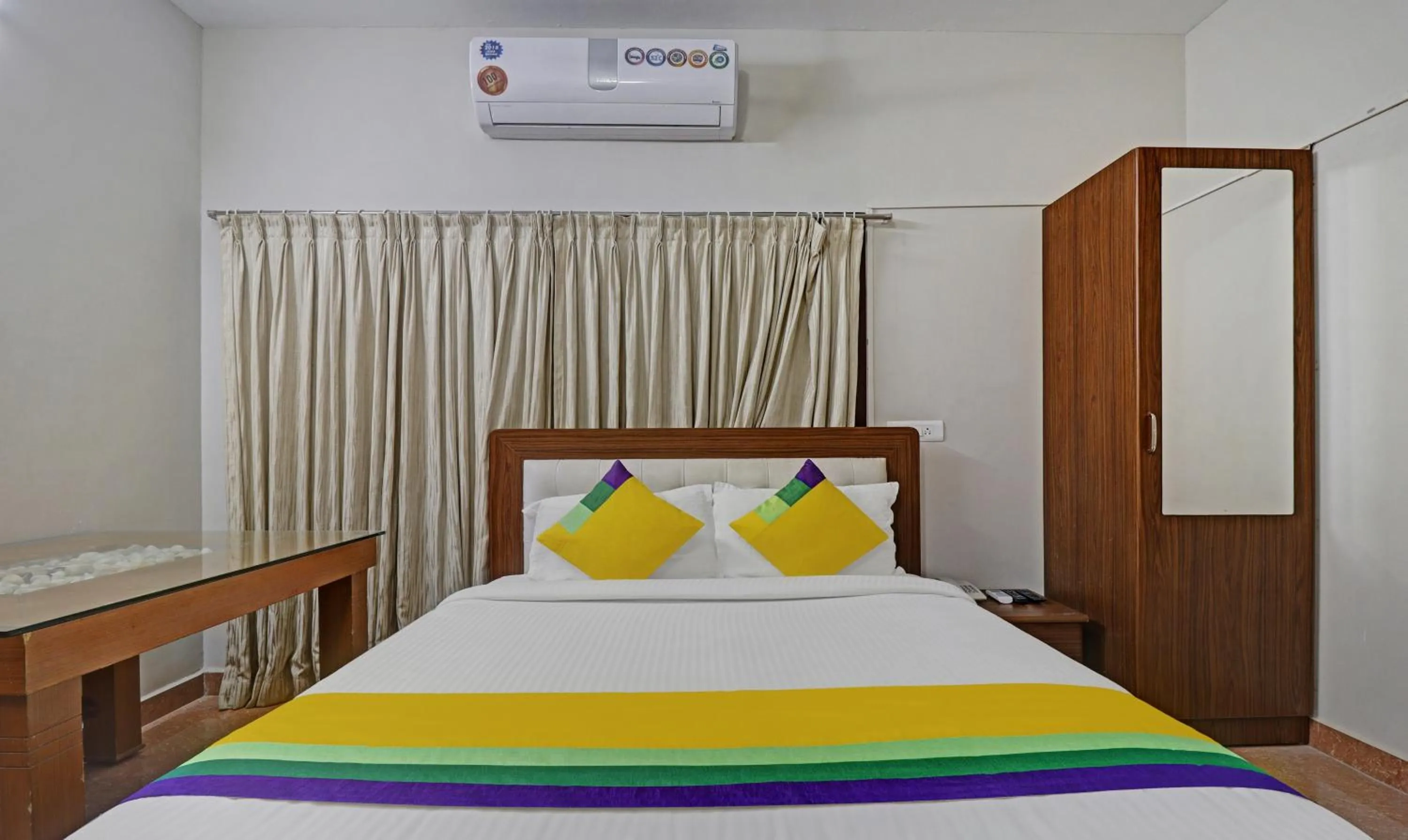 Bedroom, Bed in Itsy Hotels Rithika Inn Blossoms