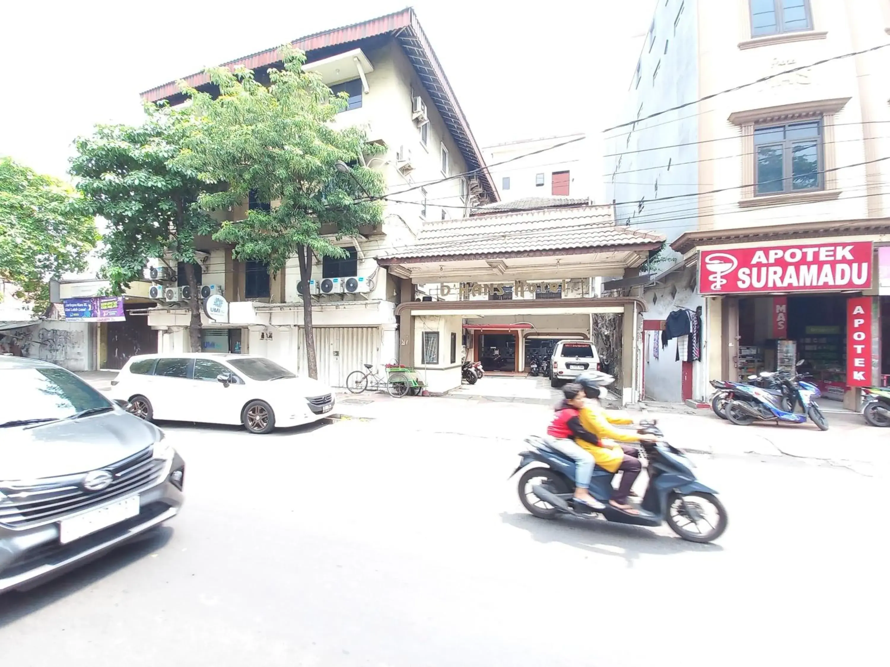 Facade/entrance in D Hans Hotel Syariah RedPartner near Wisata Religi Sunan Ampel Surabaya Facade/entrance in D Hans Hotel Syariah RedPartner near Wisata Religi Sunan Ampel Surabaya