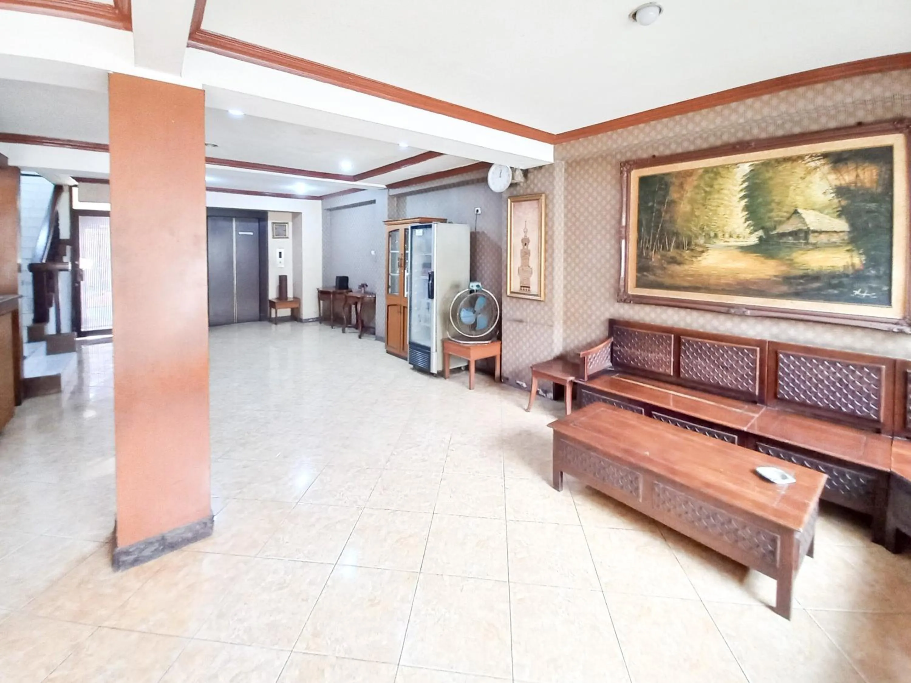 Seating area in D Hans Hotel Syariah RedPartner near Wisata Religi Sunan Ampel Surabaya