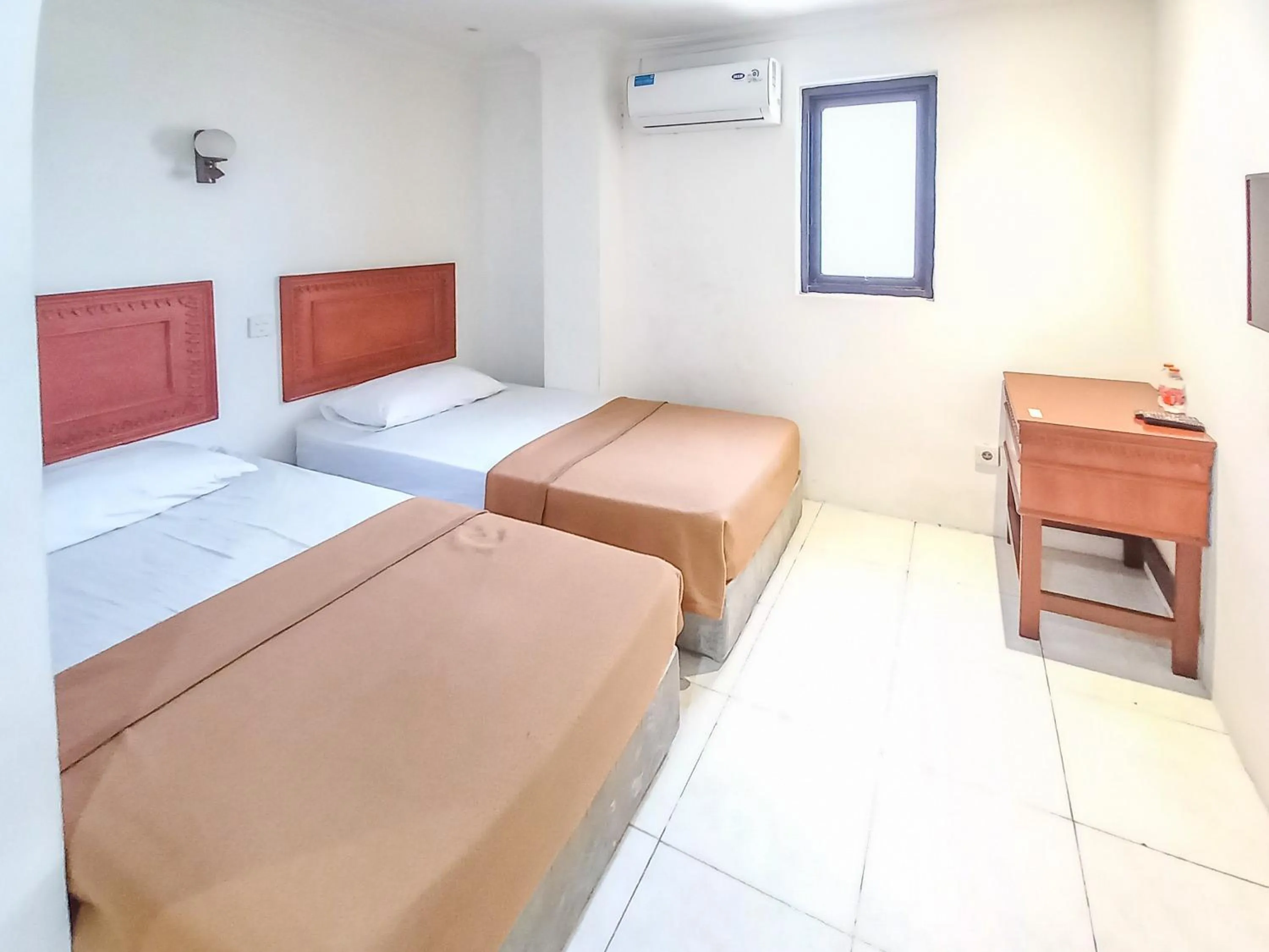 Bedroom, Bed in D Hans Hotel Syariah RedPartner near Wisata Religi Sunan Ampel Surabaya
