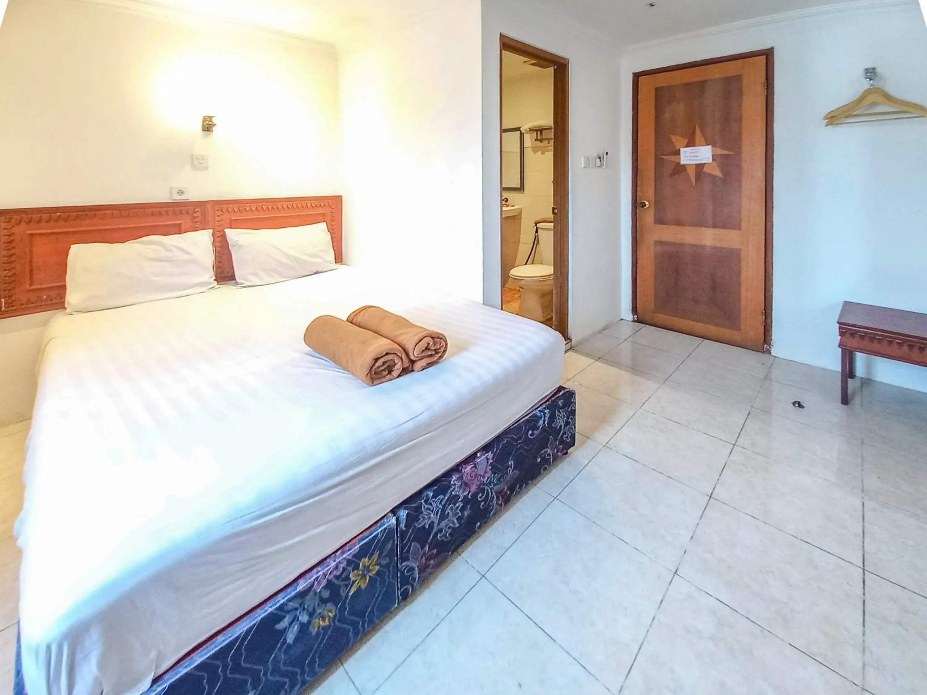 Bedroom, Bed in D Hans Hotel Syariah RedPartner near Wisata Religi Sunan Ampel Surabaya Bedroom, Bed in D Hans Hotel Syariah RedPartner near Wisata Religi Sunan Ampel Surabaya