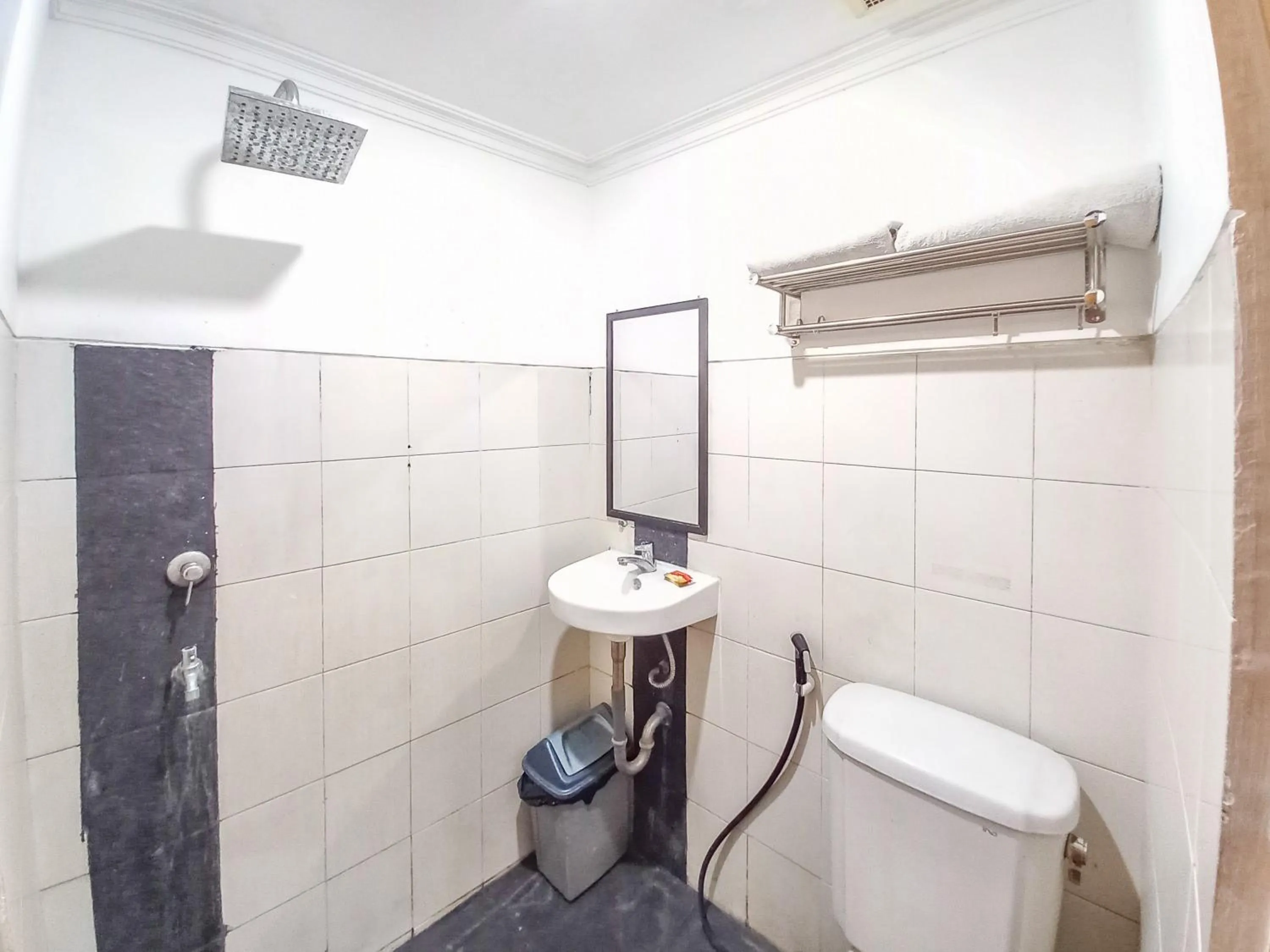 Bathroom in D Hans Hotel Syariah RedPartner near Wisata Religi Sunan Ampel Surabaya