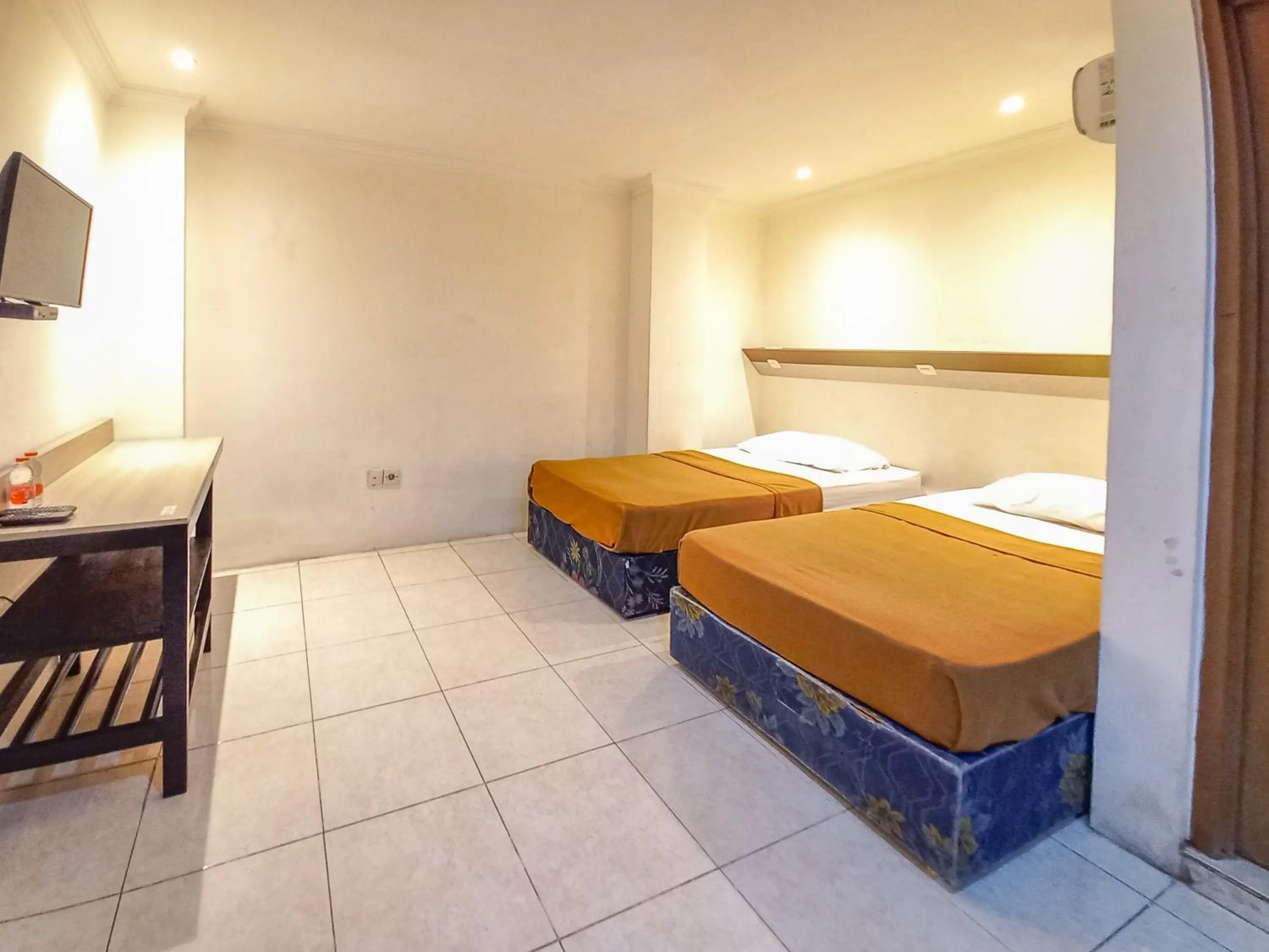 Bedroom, Bed in D Hans Hotel Syariah RedPartner near Wisata Religi Sunan Ampel Surabaya