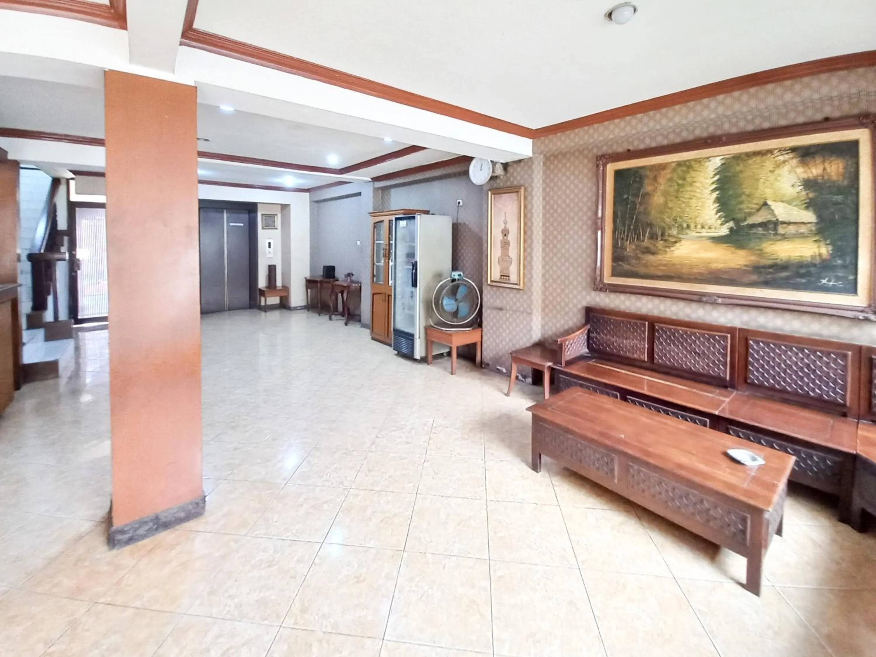 Seating area in D Hans Hotel Syariah RedPartner near Wisata Religi Sunan Ampel Surabaya