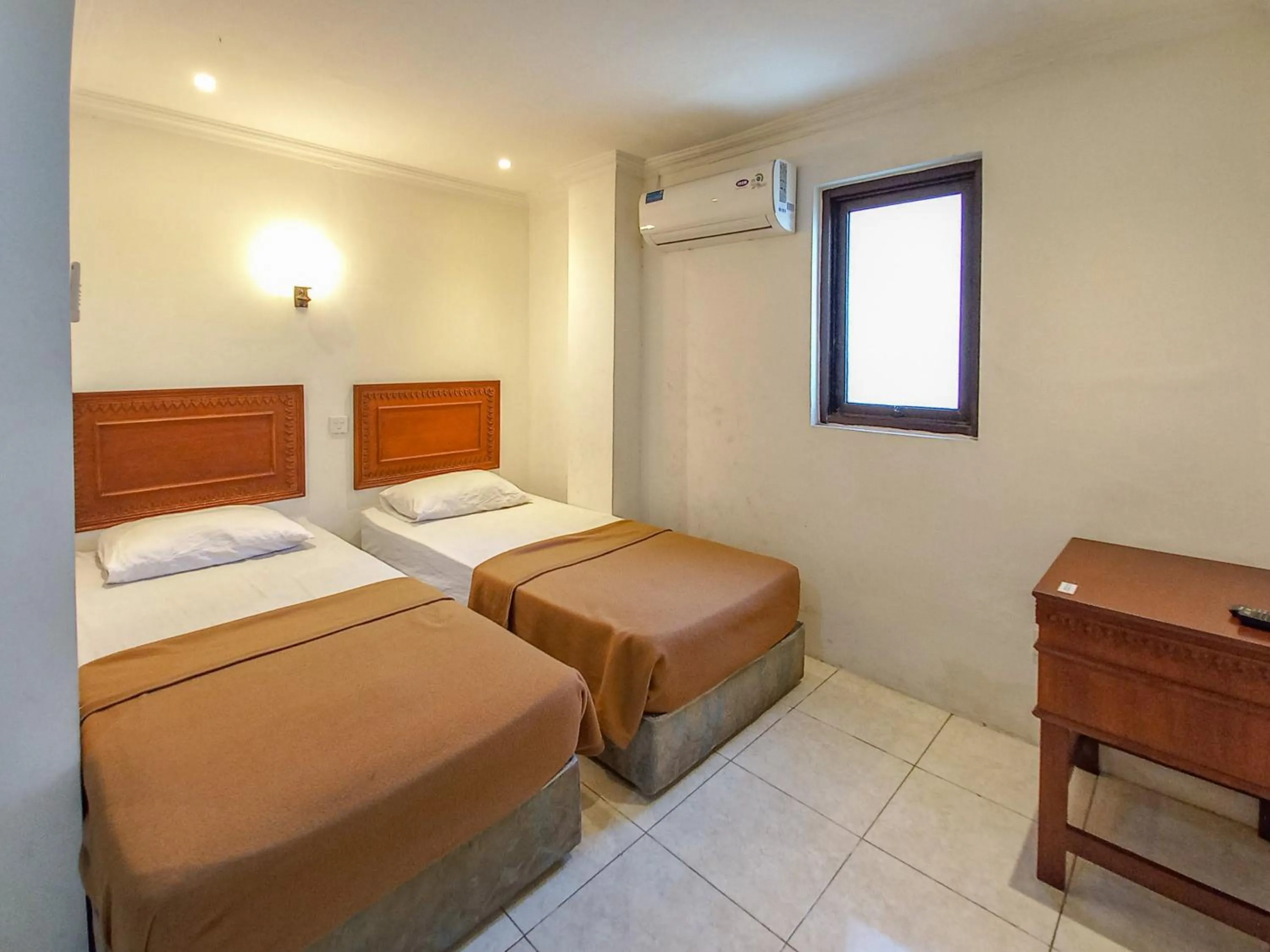Bedroom, Bed in D Hans Hotel Syariah RedPartner near Wisata Religi Sunan Ampel Surabaya