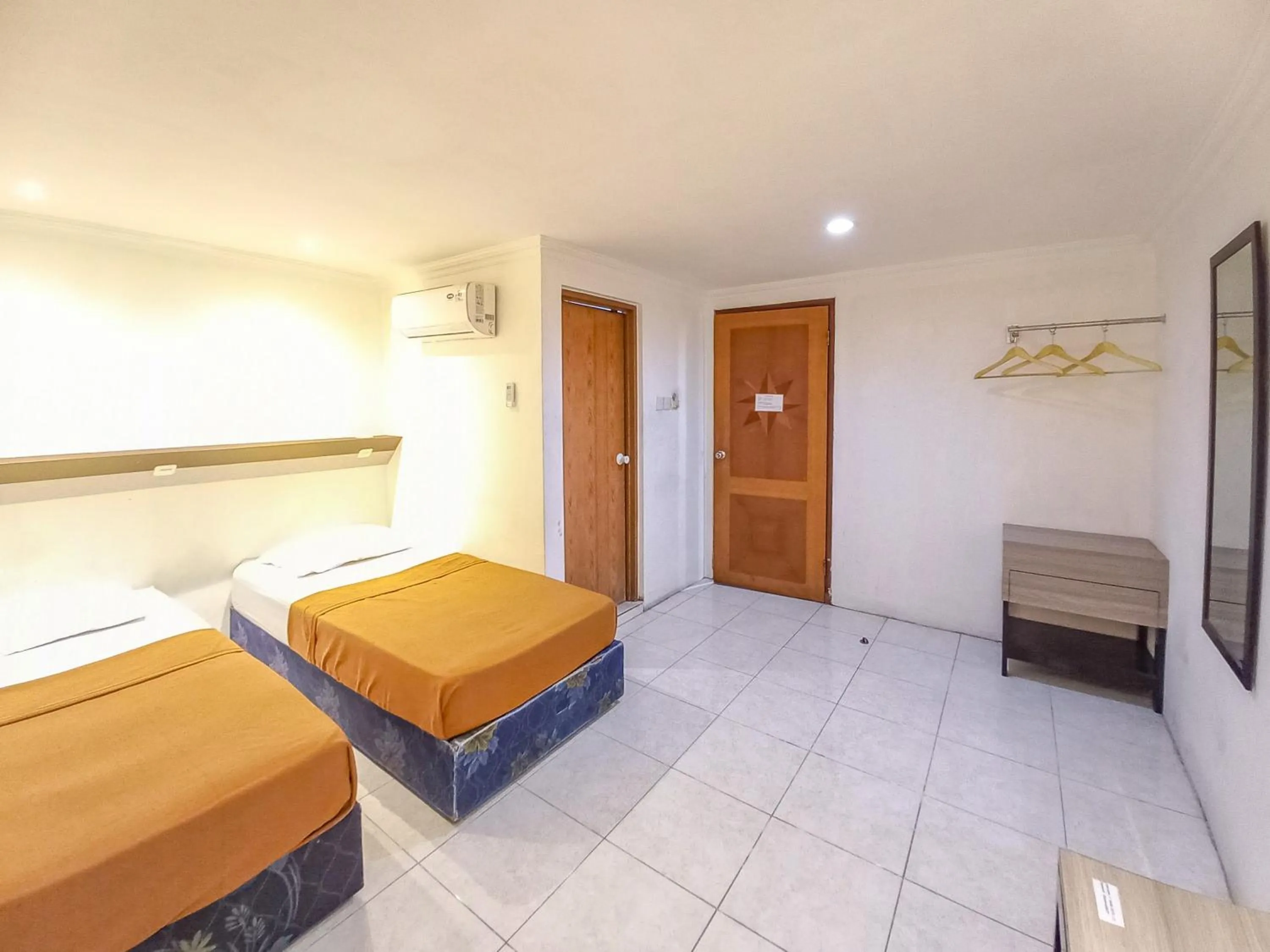 Bedroom, Bed in D Hans Hotel Syariah RedPartner near Wisata Religi Sunan Ampel Surabaya