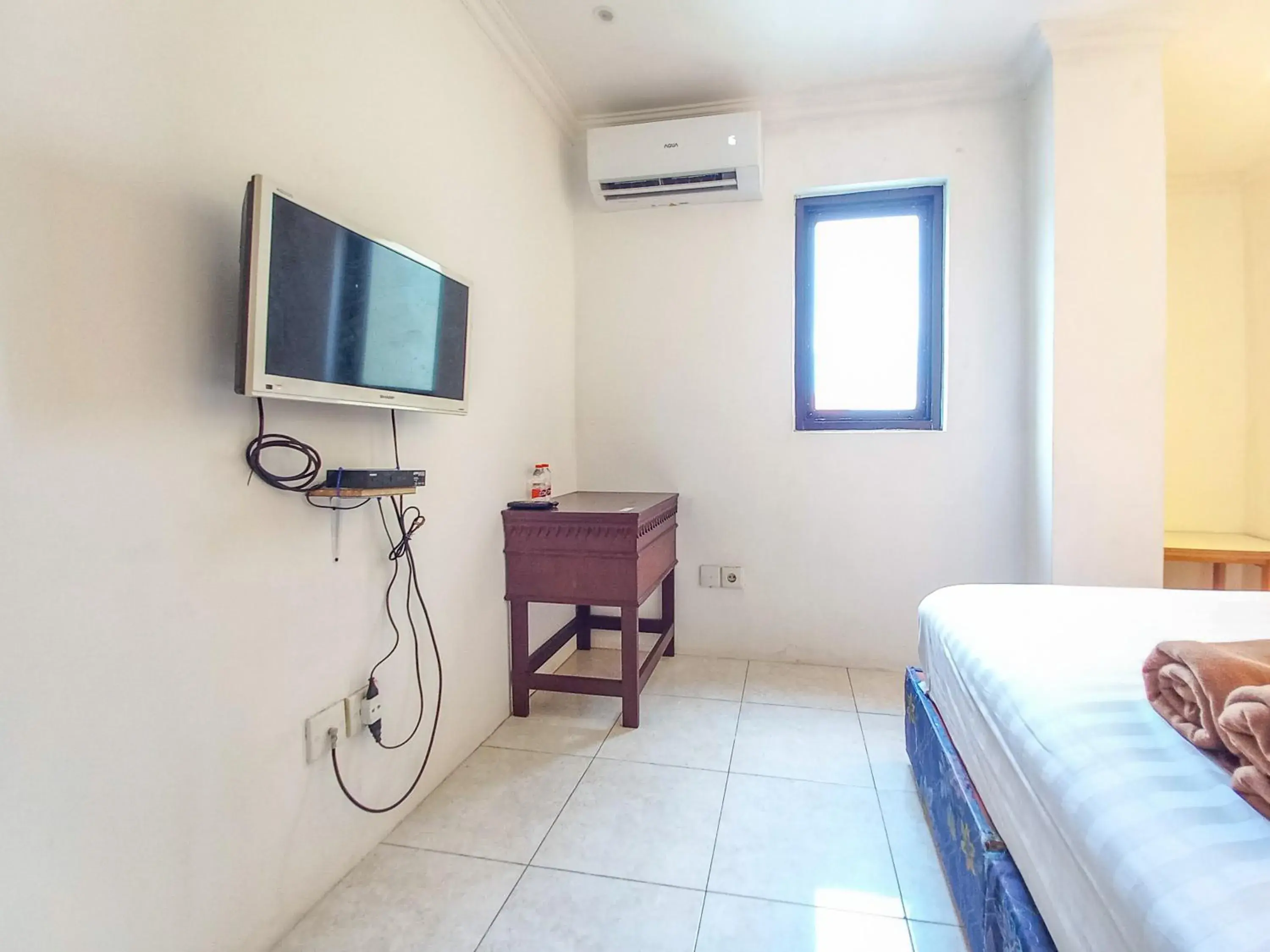 TV and multimedia, Bed in D Hans Hotel Syariah RedPartner near Wisata Religi Sunan Ampel Surabaya TV and multimedia, Bed in D Hans Hotel Syariah RedPartner near Wisata Religi Sunan Ampel Surabaya