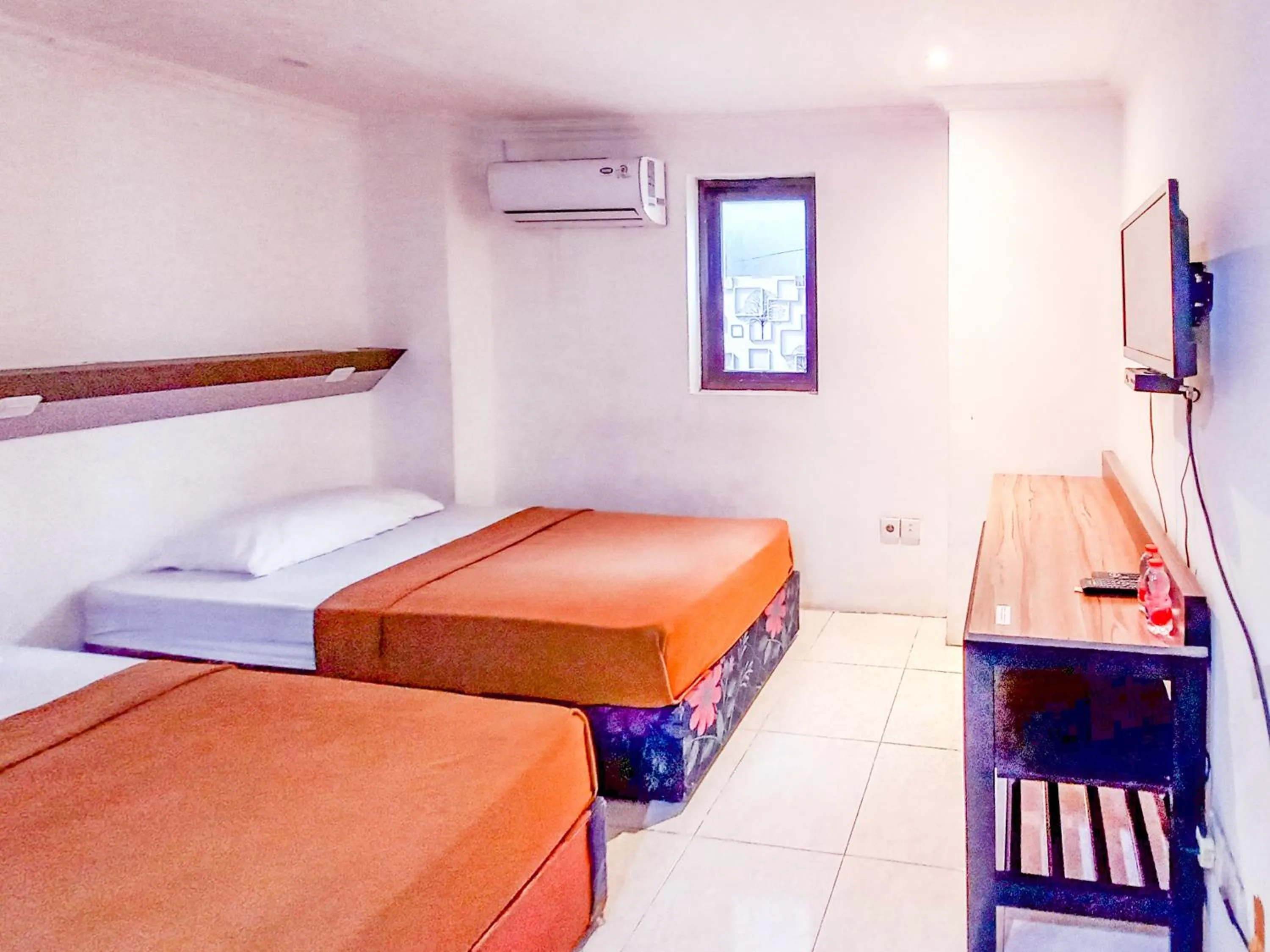 Bedroom, Bed in D Hans Hotel Syariah RedPartner near Wisata Religi Sunan Ampel Surabaya
