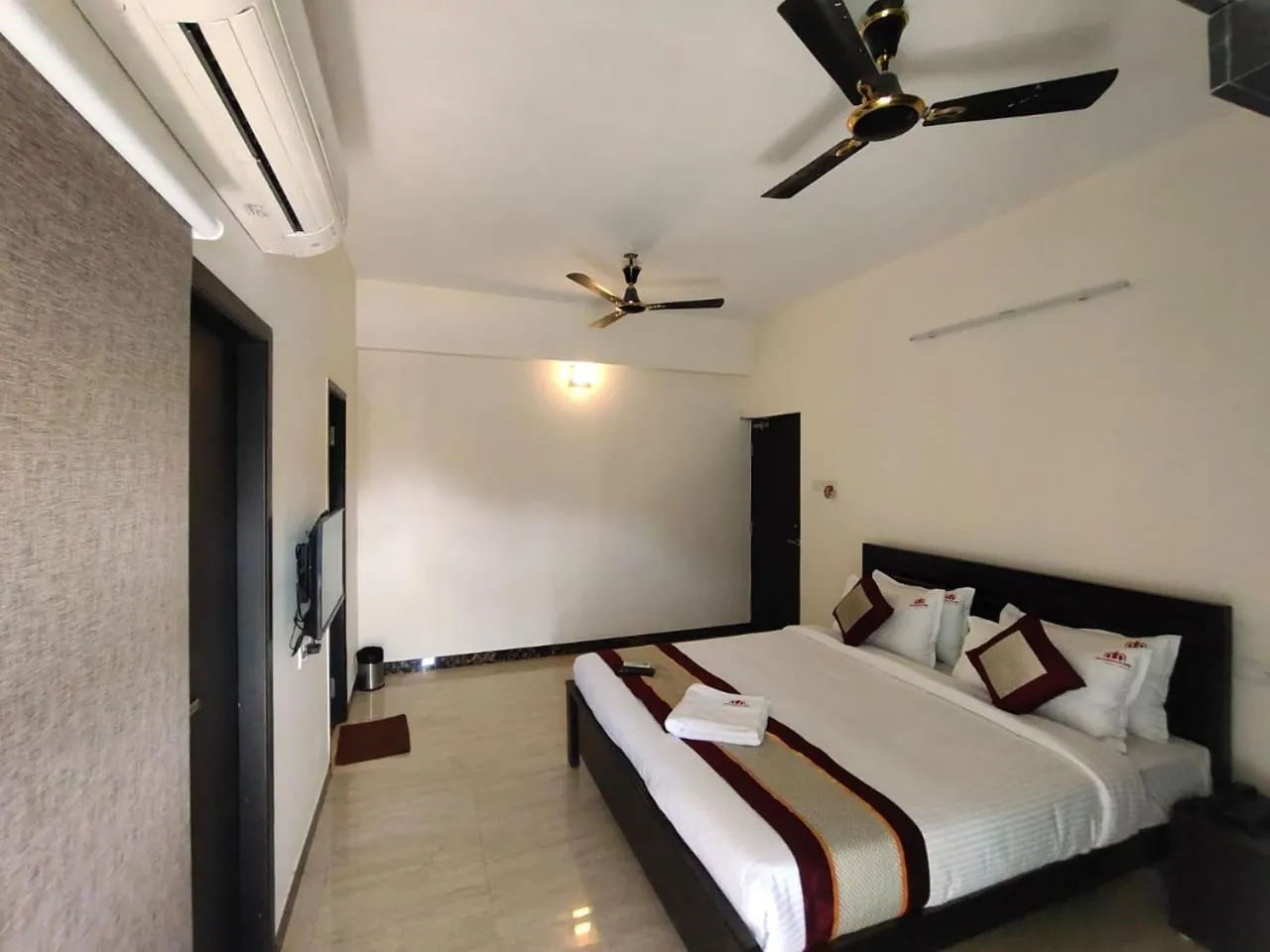 Photo of the whole room, Bed in Neighbour Inn-Elite