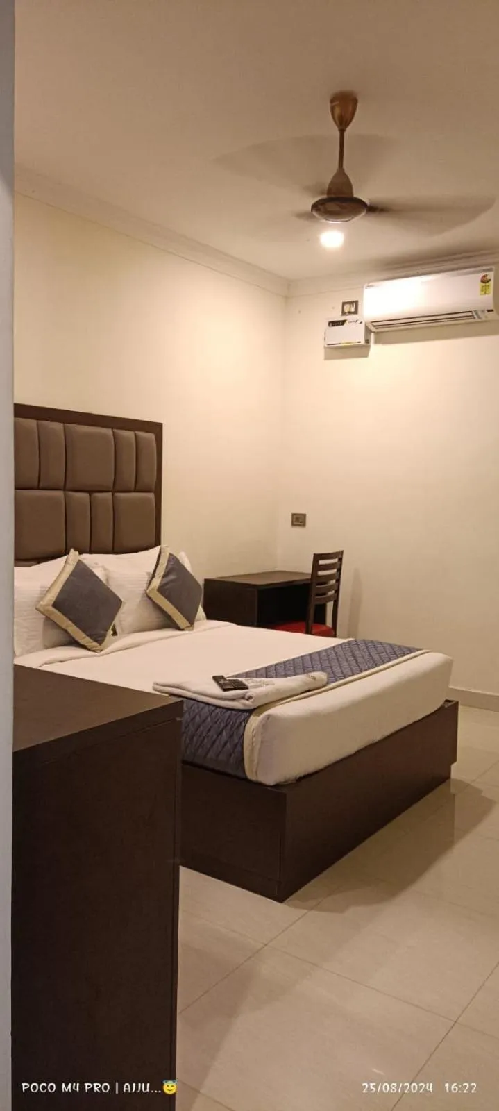 Bed in Neighbour Inn-Elite