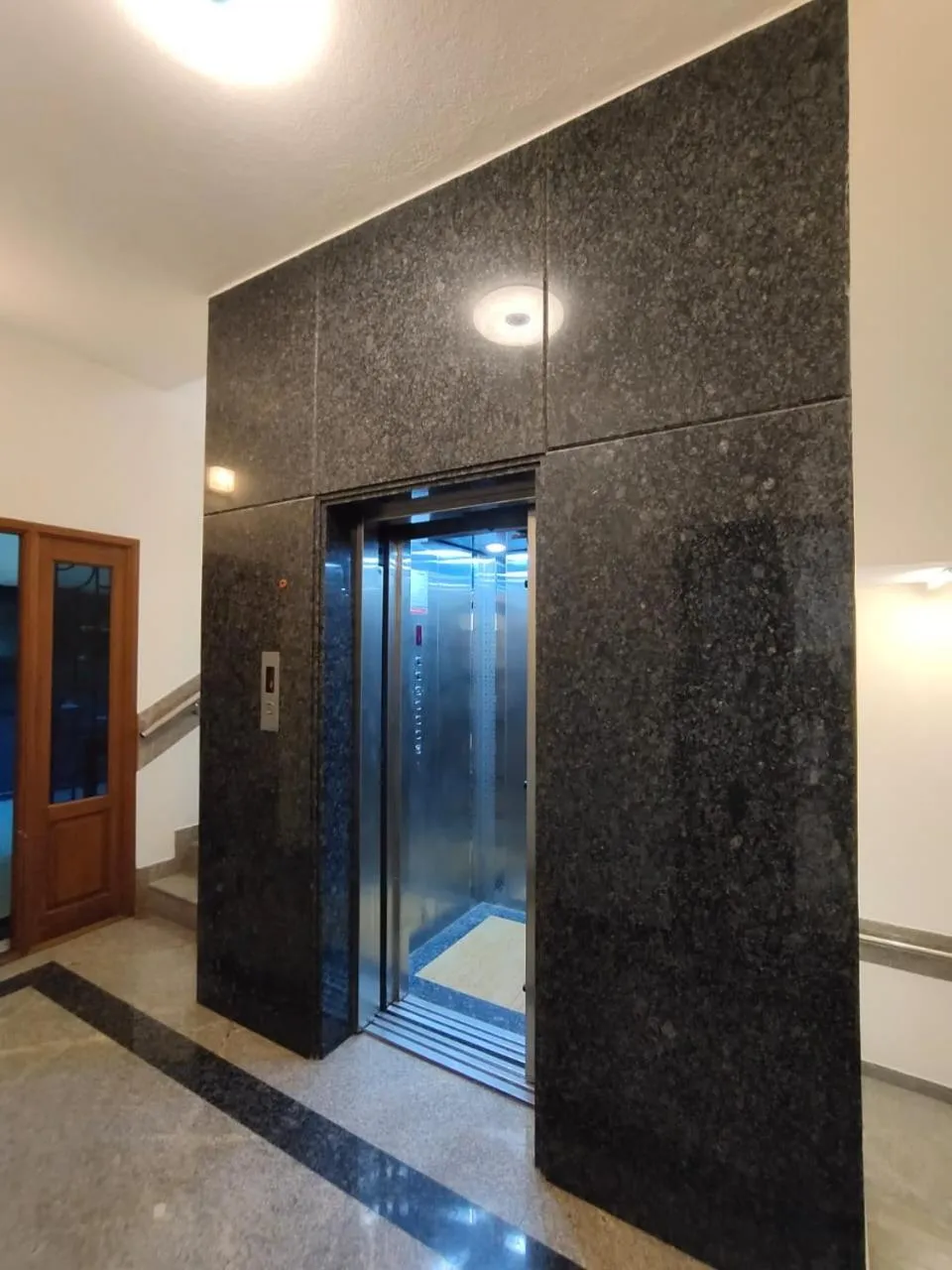 Facade/entrance in Neighbour Inn-Elite