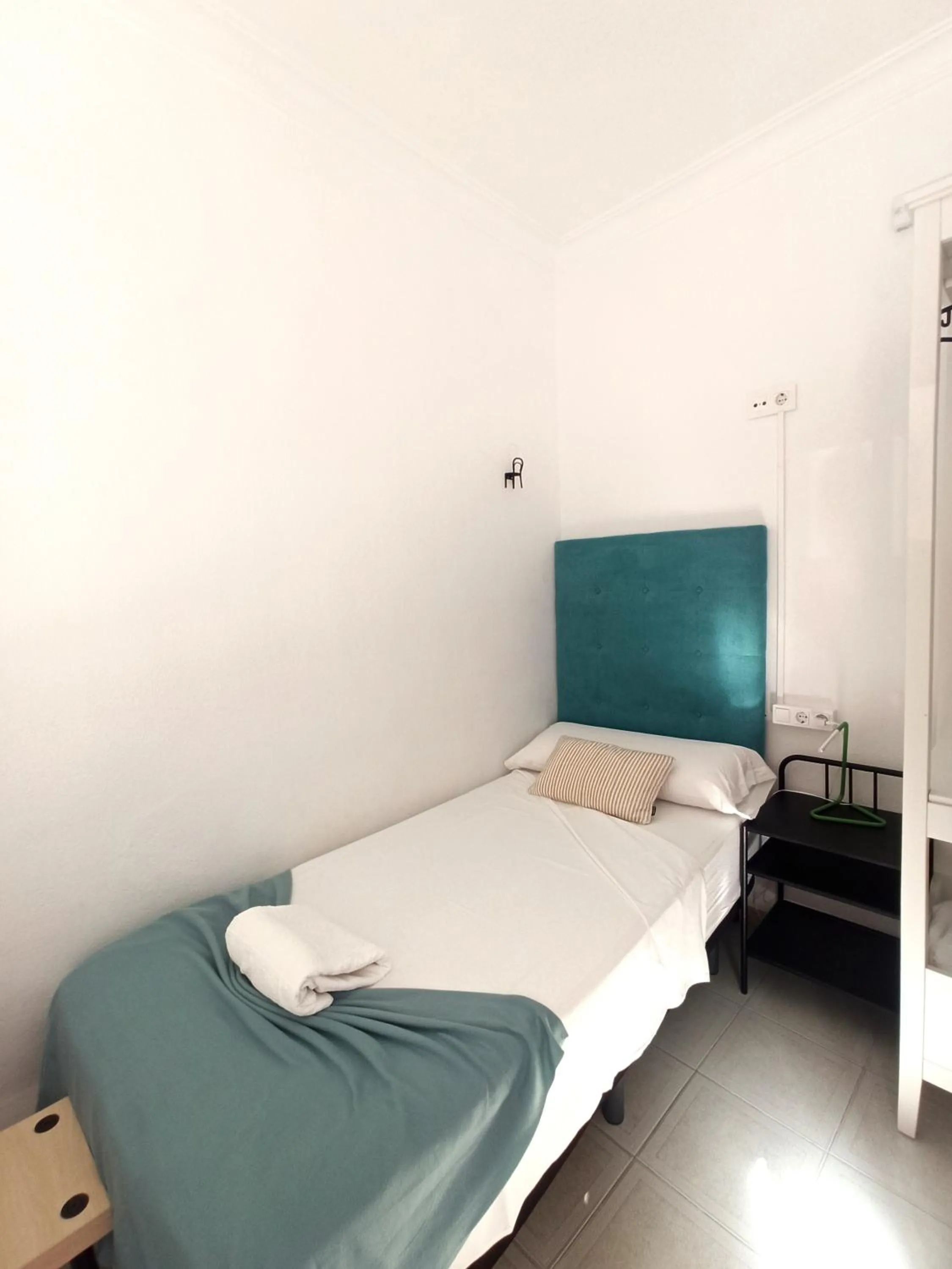 Bed in Vivian's Guest House Auto Check-in