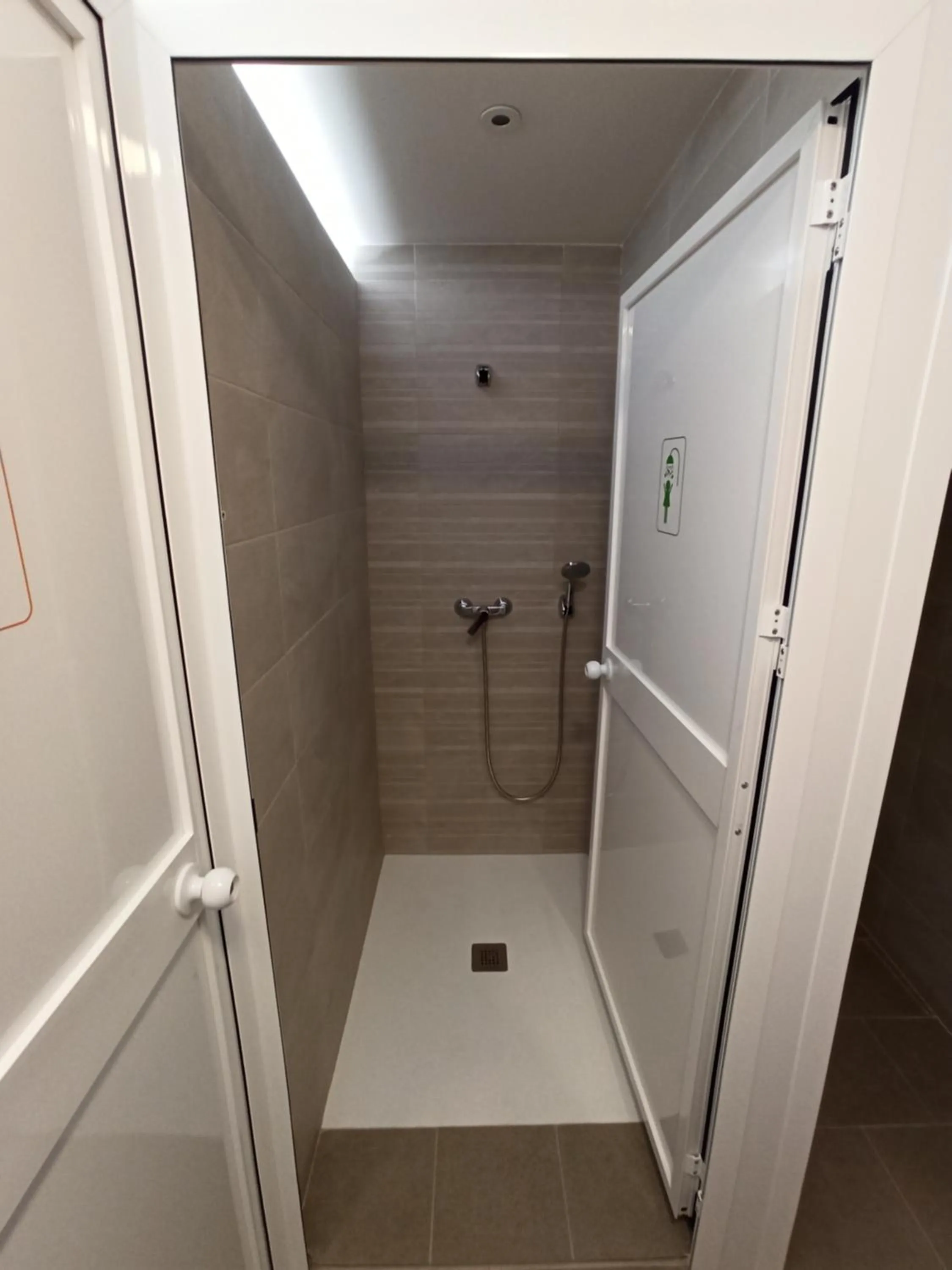 Shower in Vivian's Guest House Auto Check-in