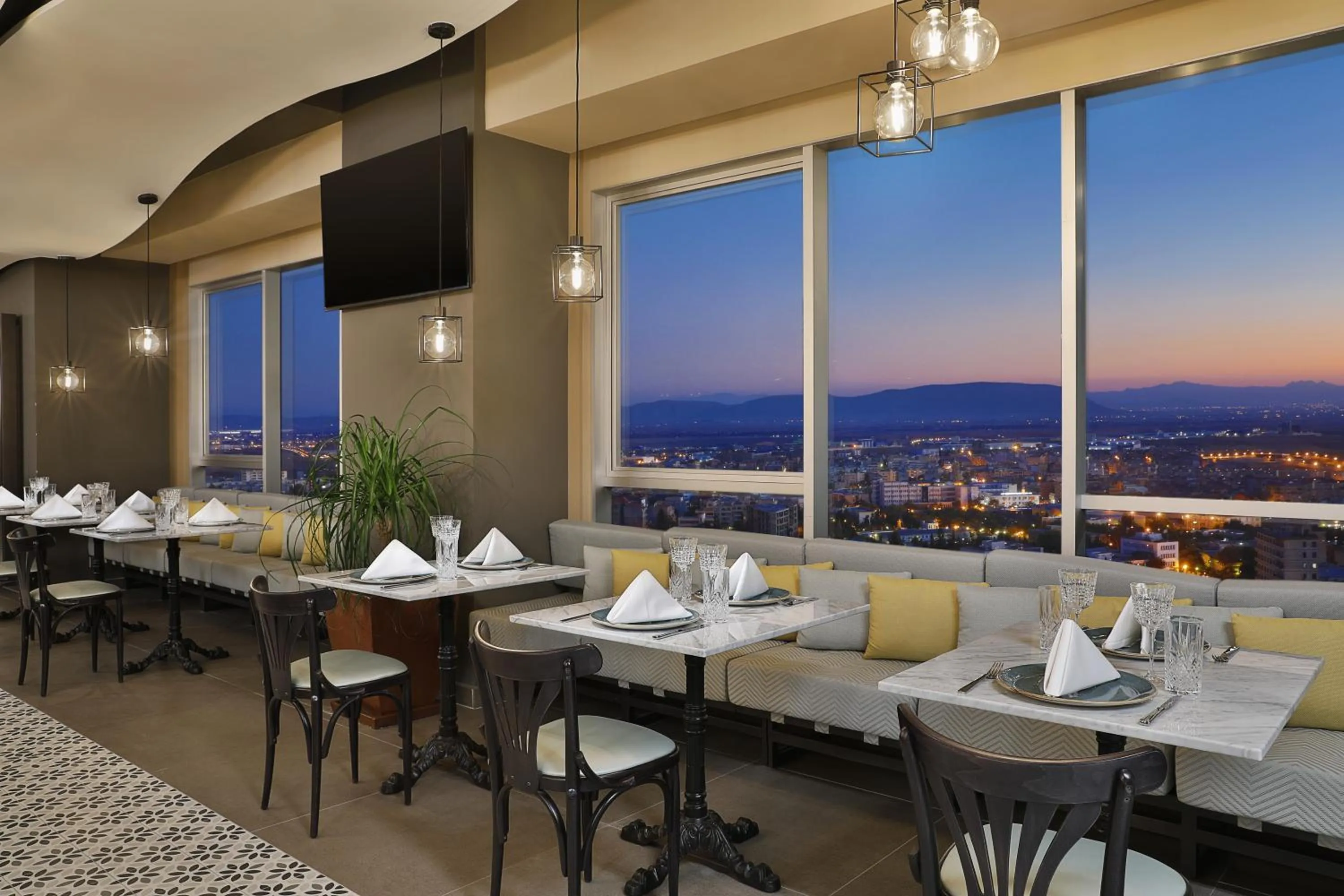 Restaurant/places to eat in Park Mall Hotel & Conference Center