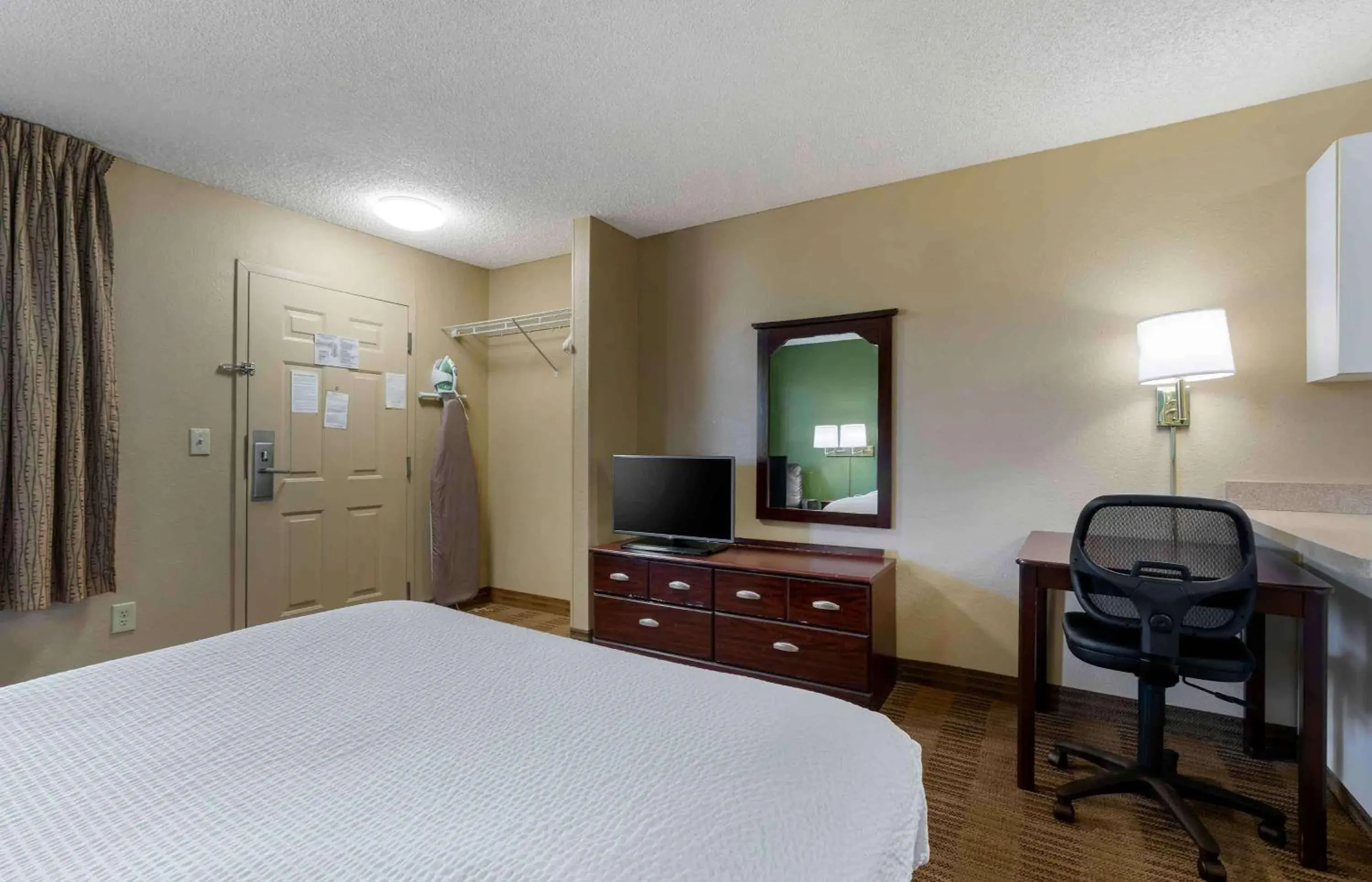 Bedroom, Bed in Extended Stay America Suites - Sacramento - White Rock Rd Bedroom, Bed in Extended Stay America Suites - Sacramento - White Rock Rd