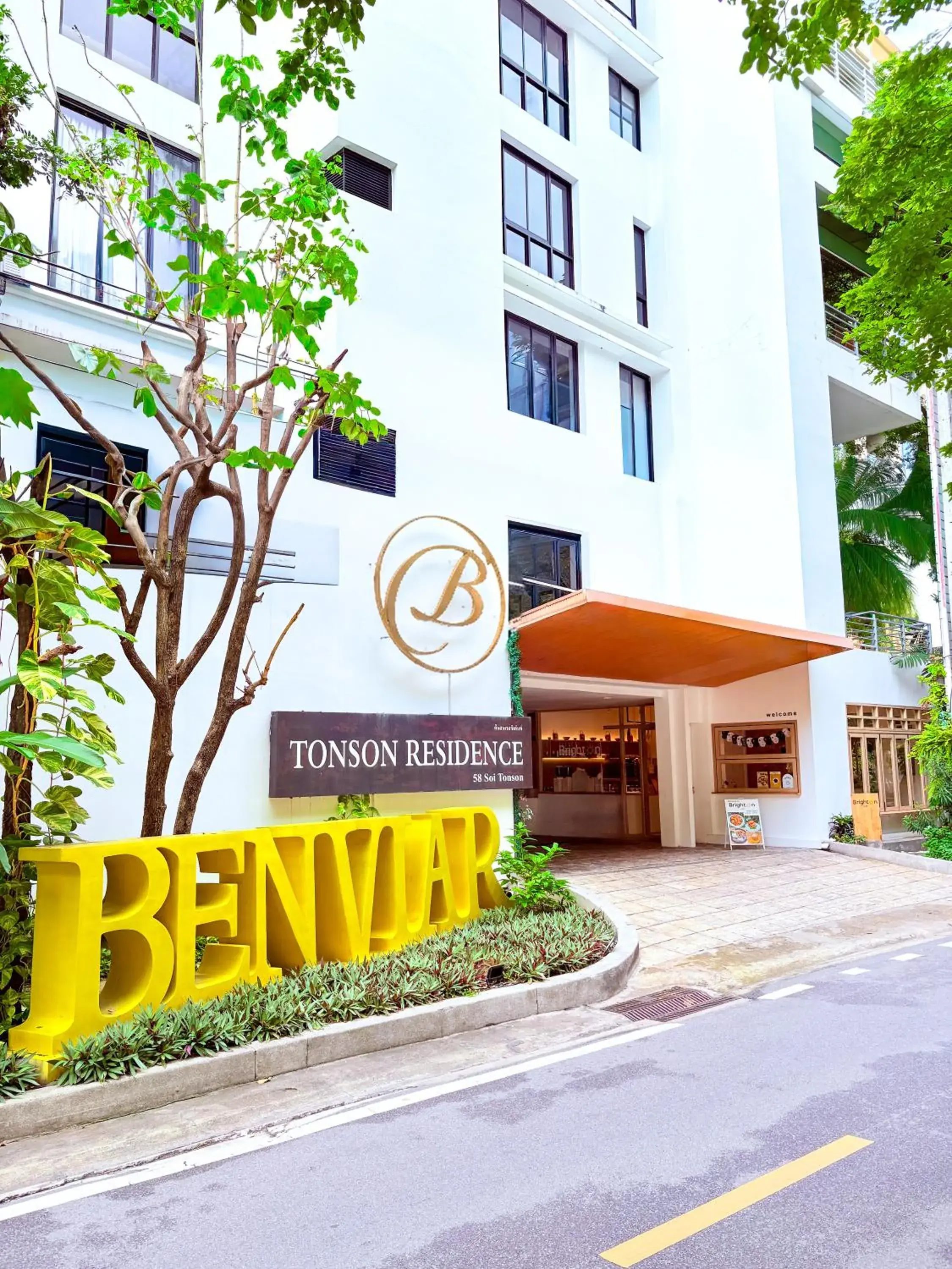 Property building in Benviar Tonson Residence Property building in Benviar Tonson Residence