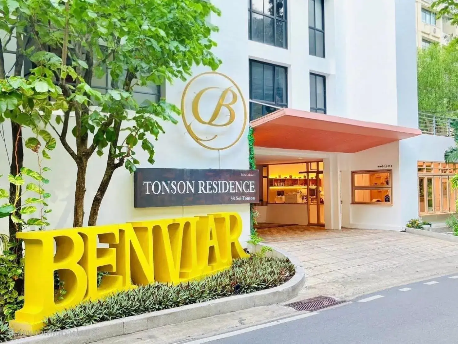 Property building in Benviar Tonson Residence Property building in Benviar Tonson Residence