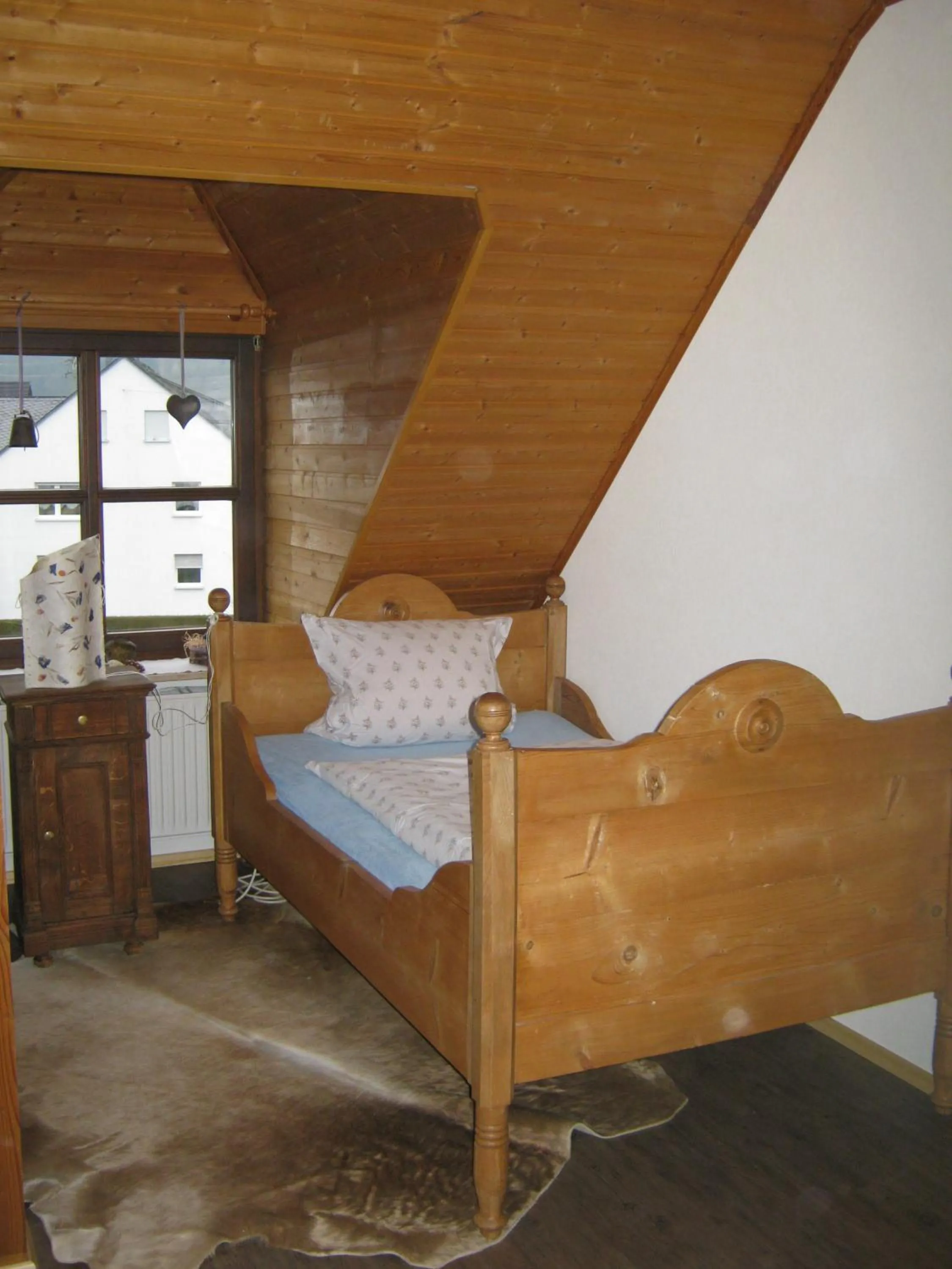 Bed in Stierstall-Suite Pension Wahlenau