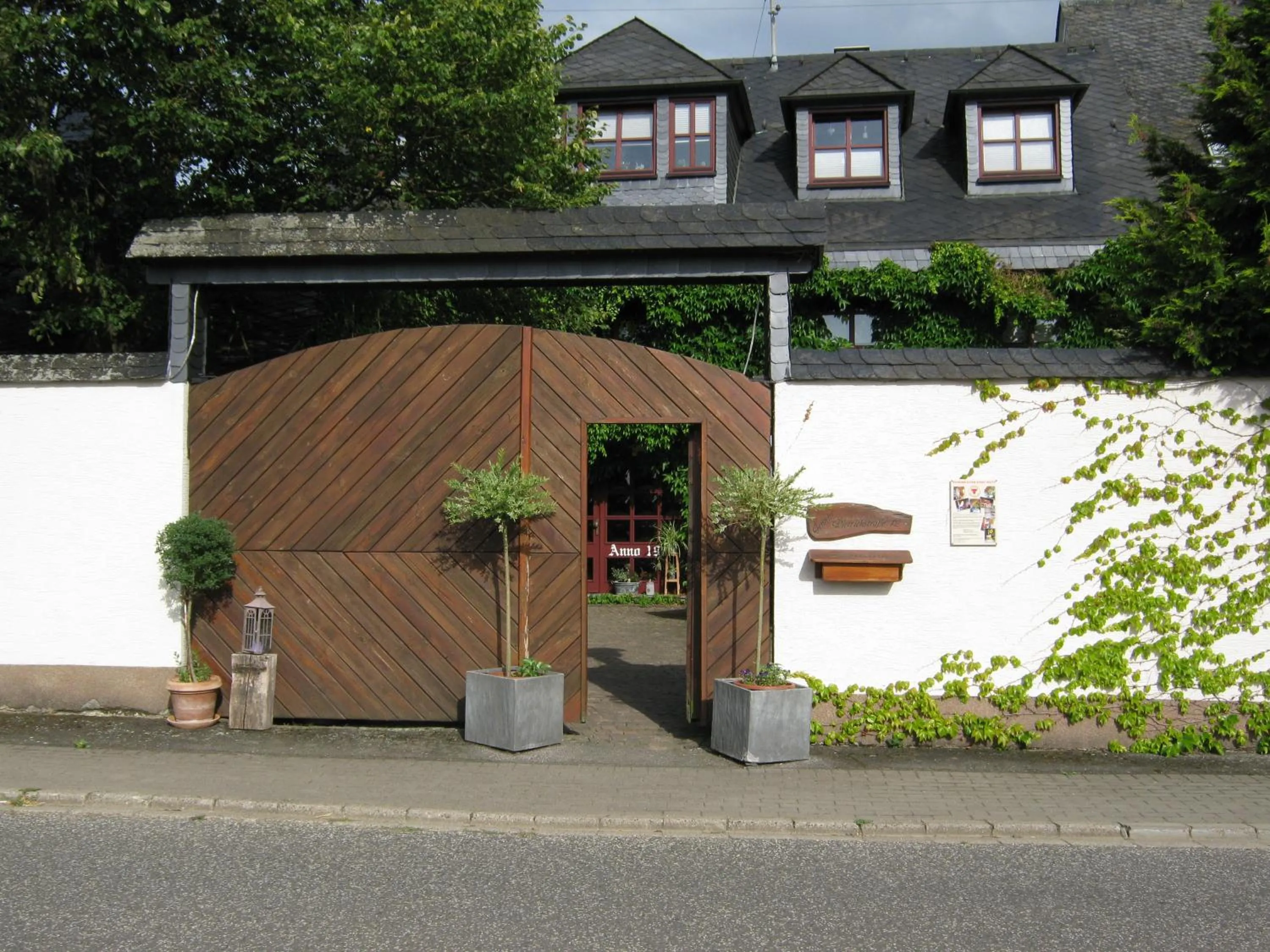 Facade/entrance in Stierstall-Suite Pension Wahlenau