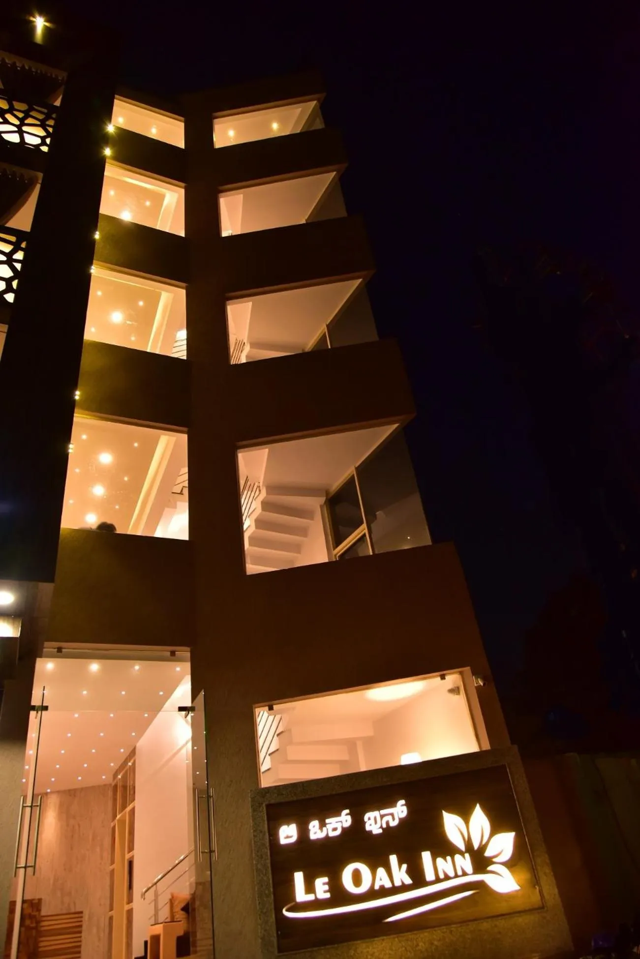 Facade/entrance in Le Oak Inn