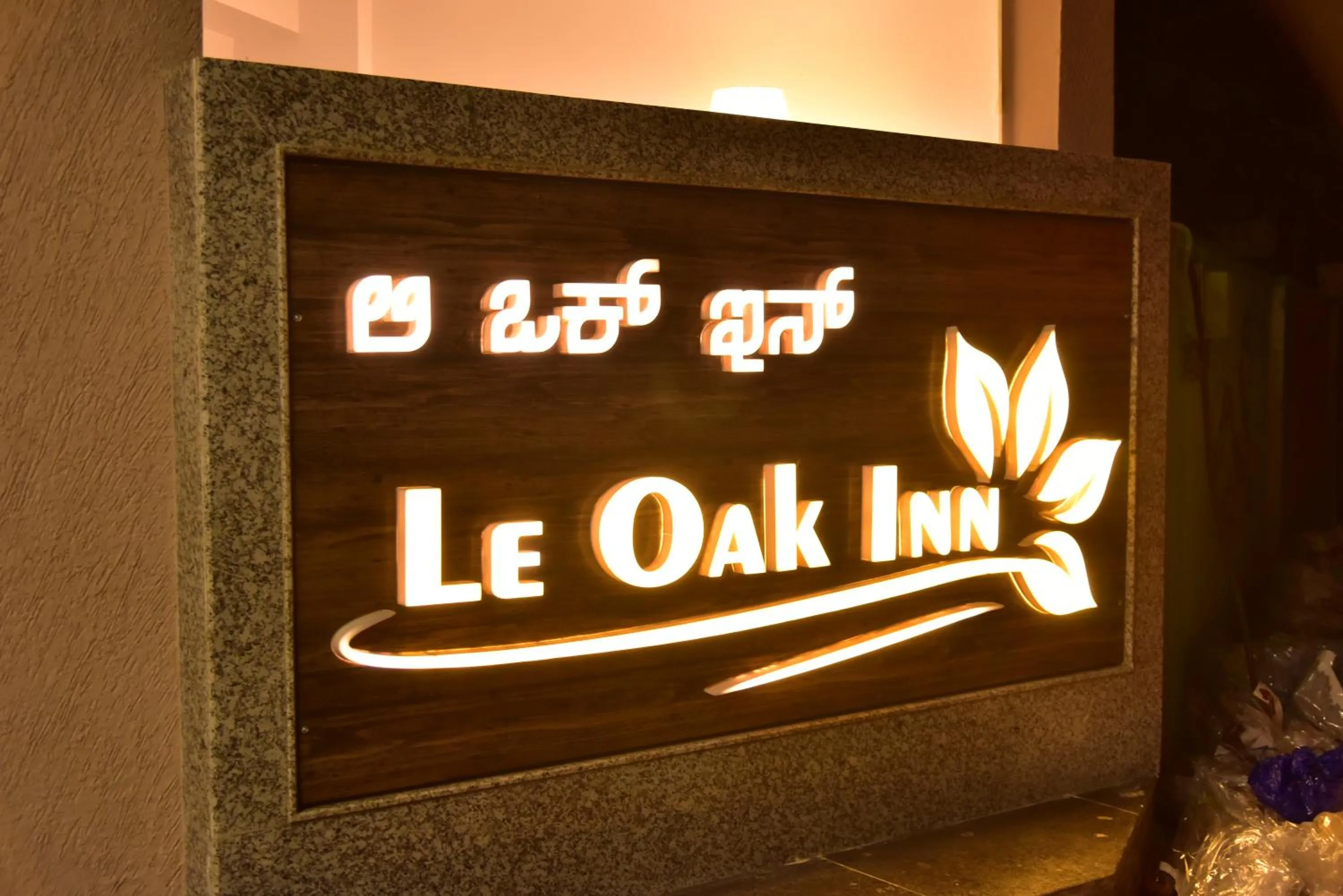 Logo/Certificate/Sign in Le Oak Inn