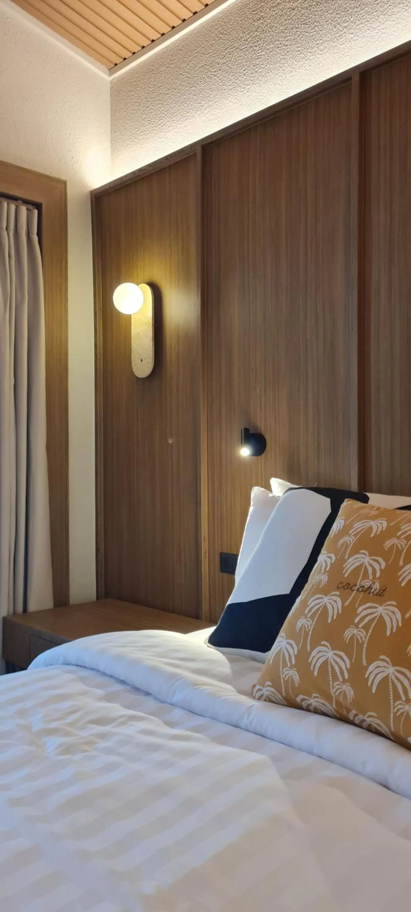 Bed in Cocohut Beach Resort Koh Phangan