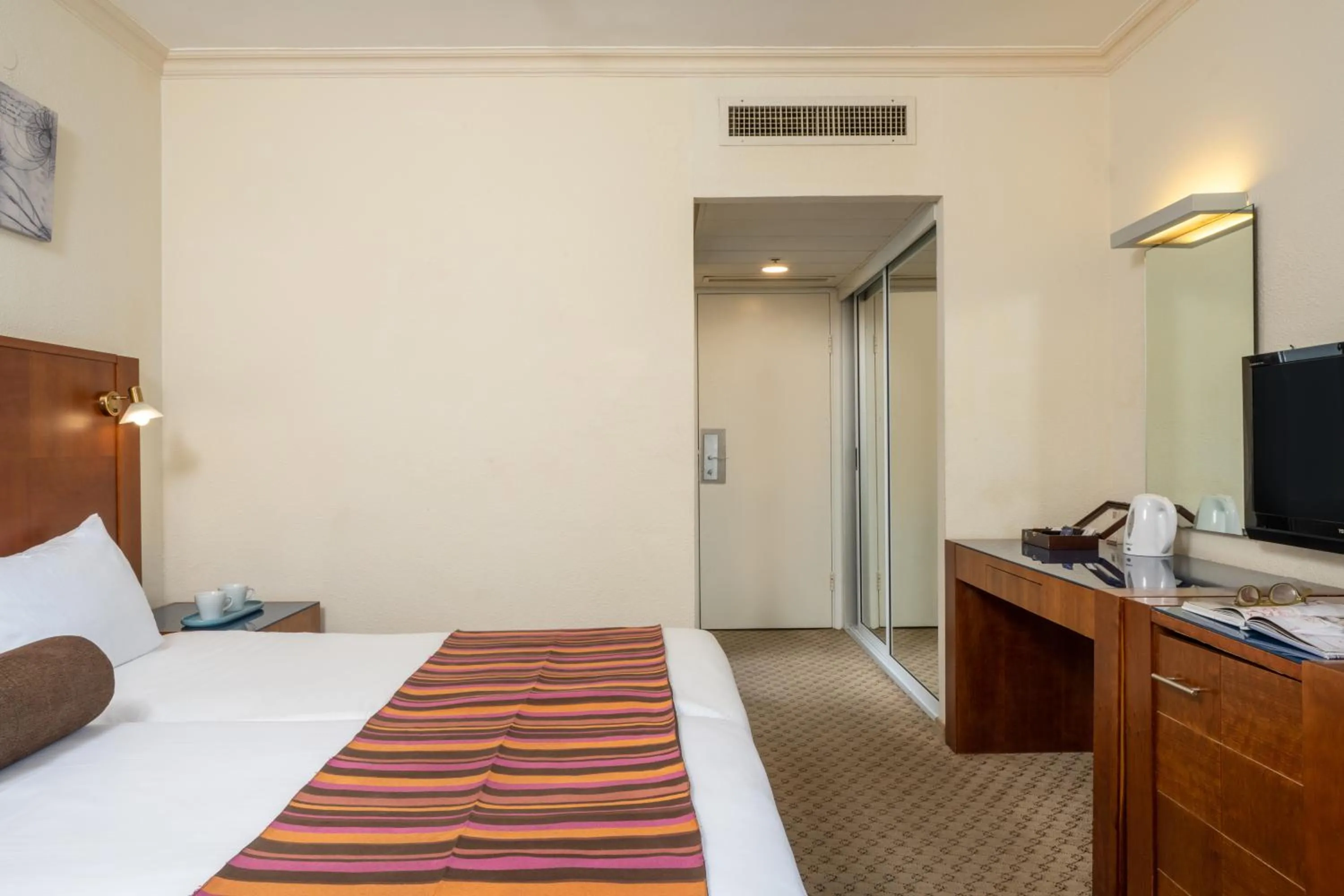 Bed in Leonardo Inn Hotel Dead Sea