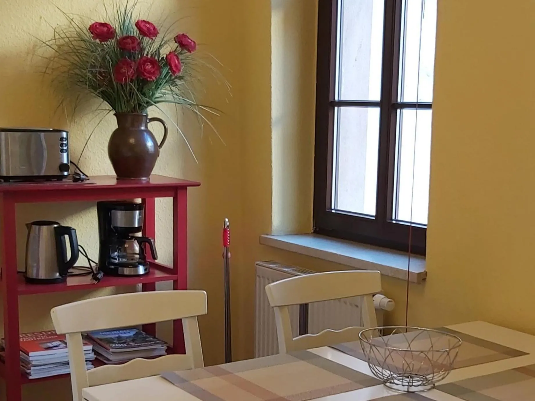 kitchen, Bed in City-Ferienwohnungen-Dresden - zentral gelegen im Haus Louisenstrasse 11 - Dresden-Neustadt