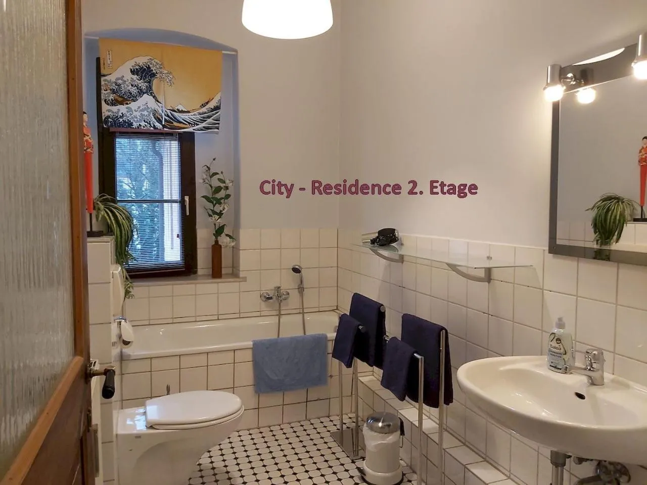 Toilet in City-Ferienwohnungen-Dresden - zentral gelegen im Haus Louisenstrasse 11 - Dresden-Neustadt
