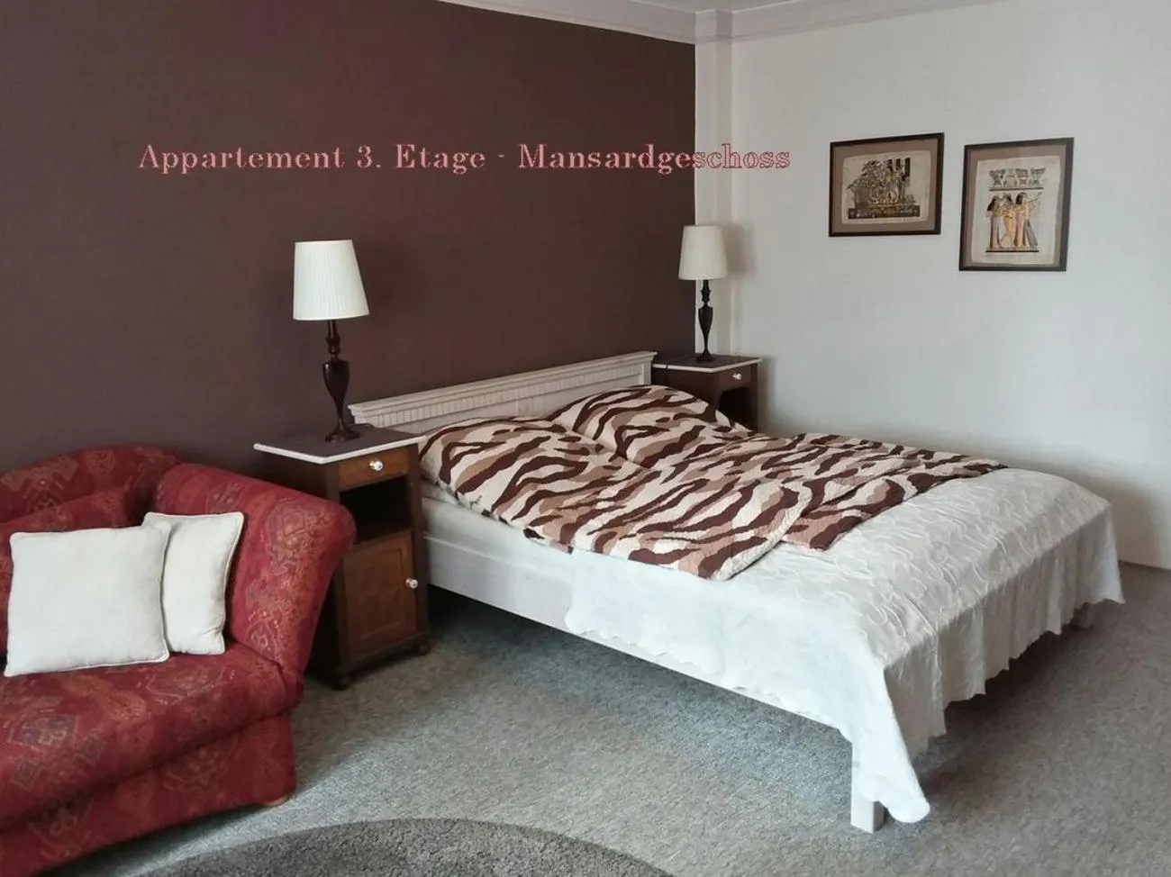 Bed in City-Ferienwohnungen-Dresden - zentral gelegen im Haus Louisenstrasse 11 - Dresden-Neustadt