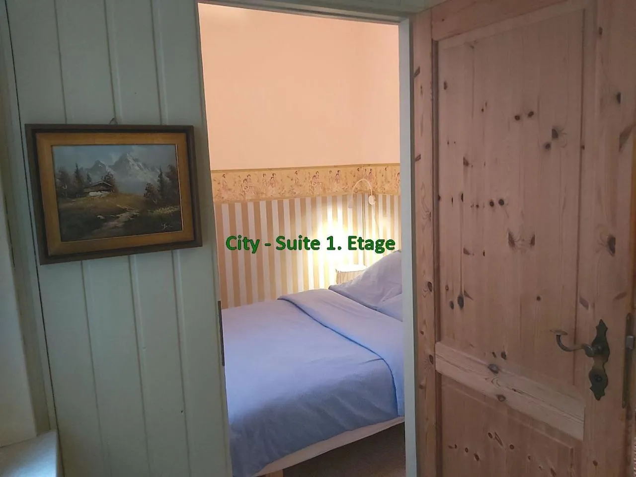 Bedroom, Bed in City-Ferienwohnungen-Dresden - zentral gelegen im Haus Louisenstrasse 11 - Dresden-Neustadt
