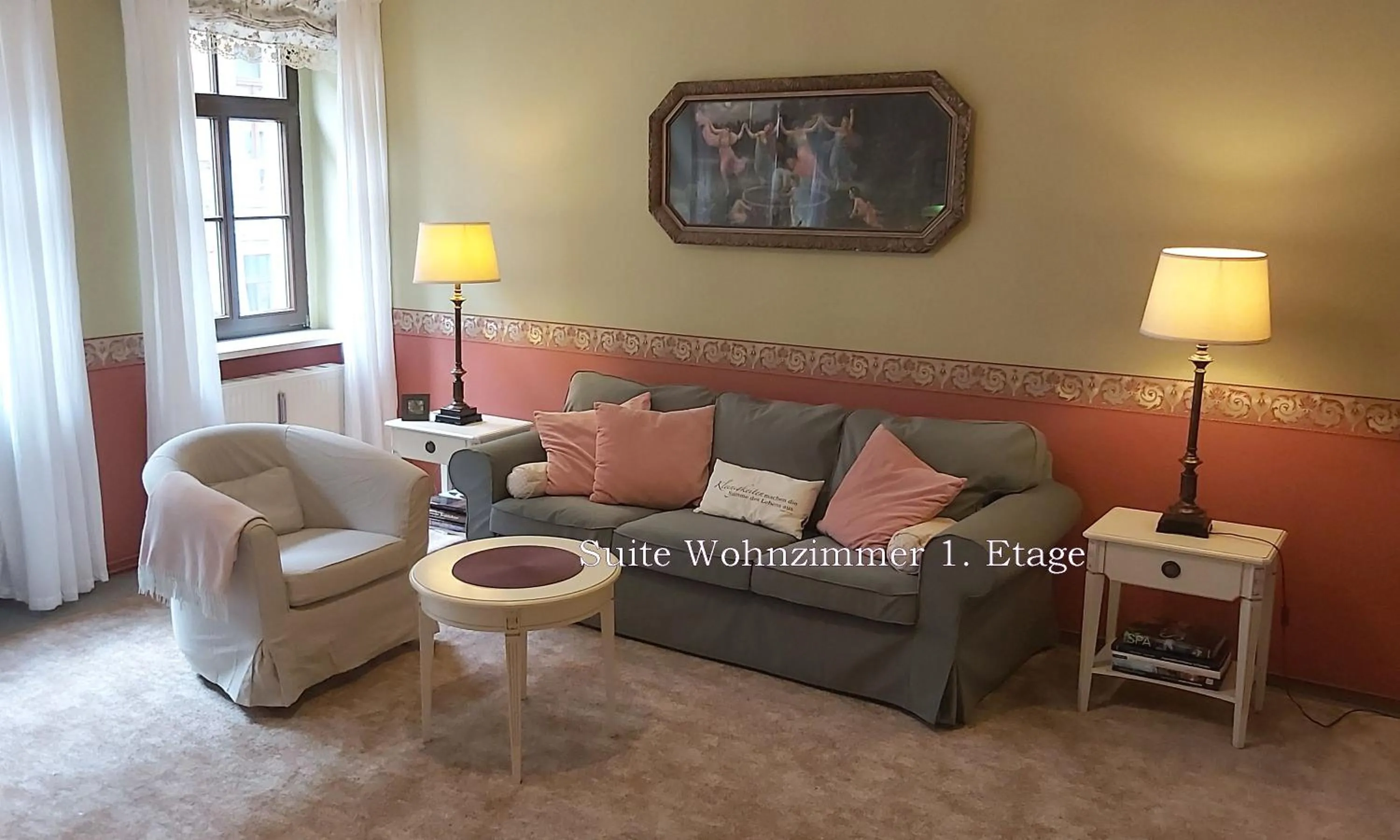 Living room in City-Ferienwohnungen-Dresden - zentral gelegen im Haus Louisenstrasse 11 - Dresden-Neustadt