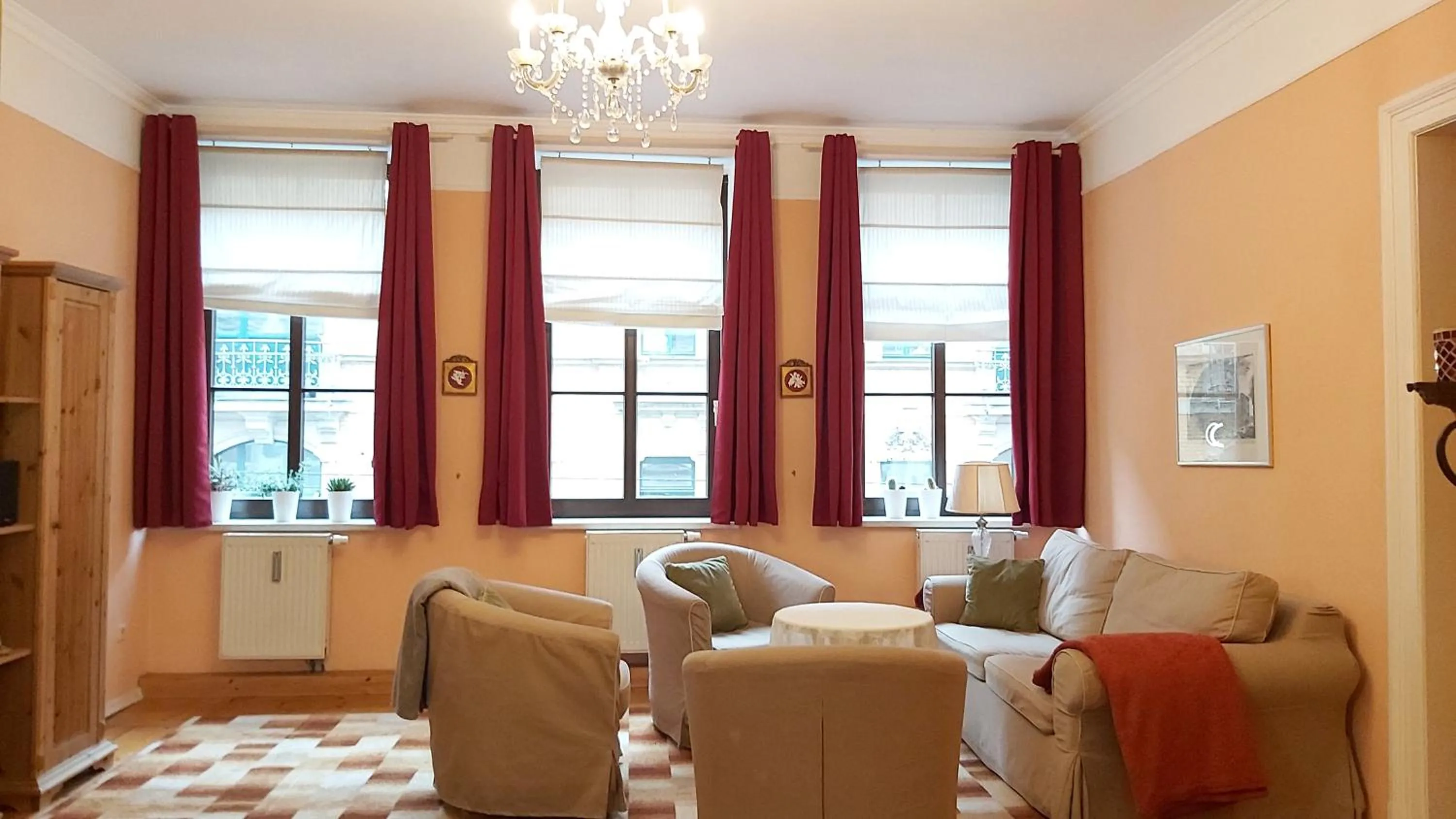 Living room in City-Ferienwohnungen-Dresden - zentral gelegen im Haus Louisenstrasse 11 - Dresden-Neustadt