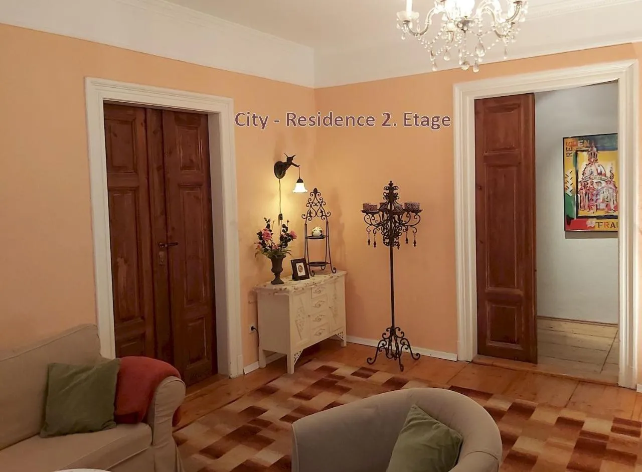 Living room in City-Ferienwohnungen-Dresden - zentral gelegen im Haus Louisenstrasse 11 - Dresden-Neustadt
