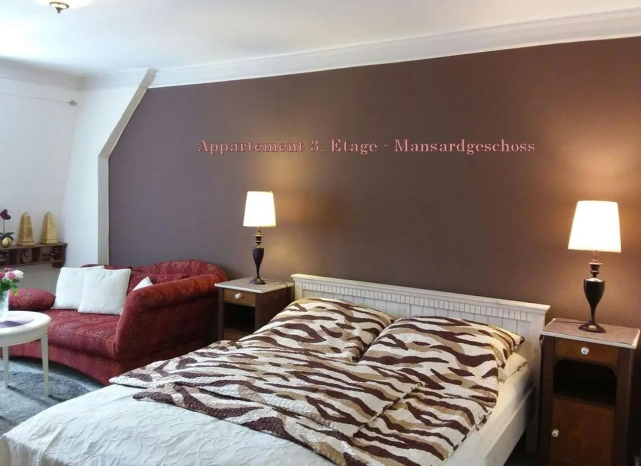 Bed in City-Ferienwohnungen-Dresden - zentral gelegen im Haus Louisenstrasse 11 - Dresden-Neustadt