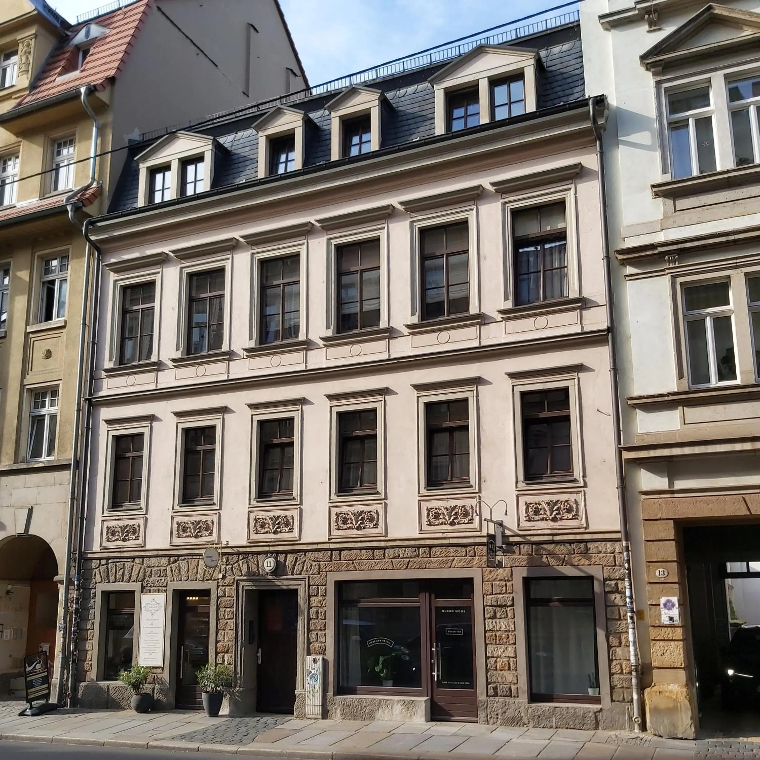 Facade/entrance in City-Ferienwohnungen-Dresden - zentral gelegen im Haus Louisenstrasse 11 - Dresden-Neustadt