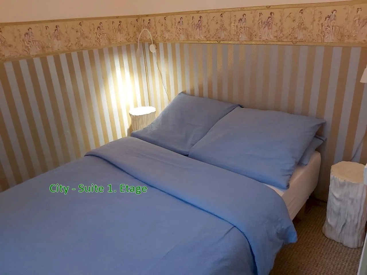 Bedroom, Bed in City-Ferienwohnungen-Dresden - zentral gelegen im Haus Louisenstrasse 11 - Dresden-Neustadt