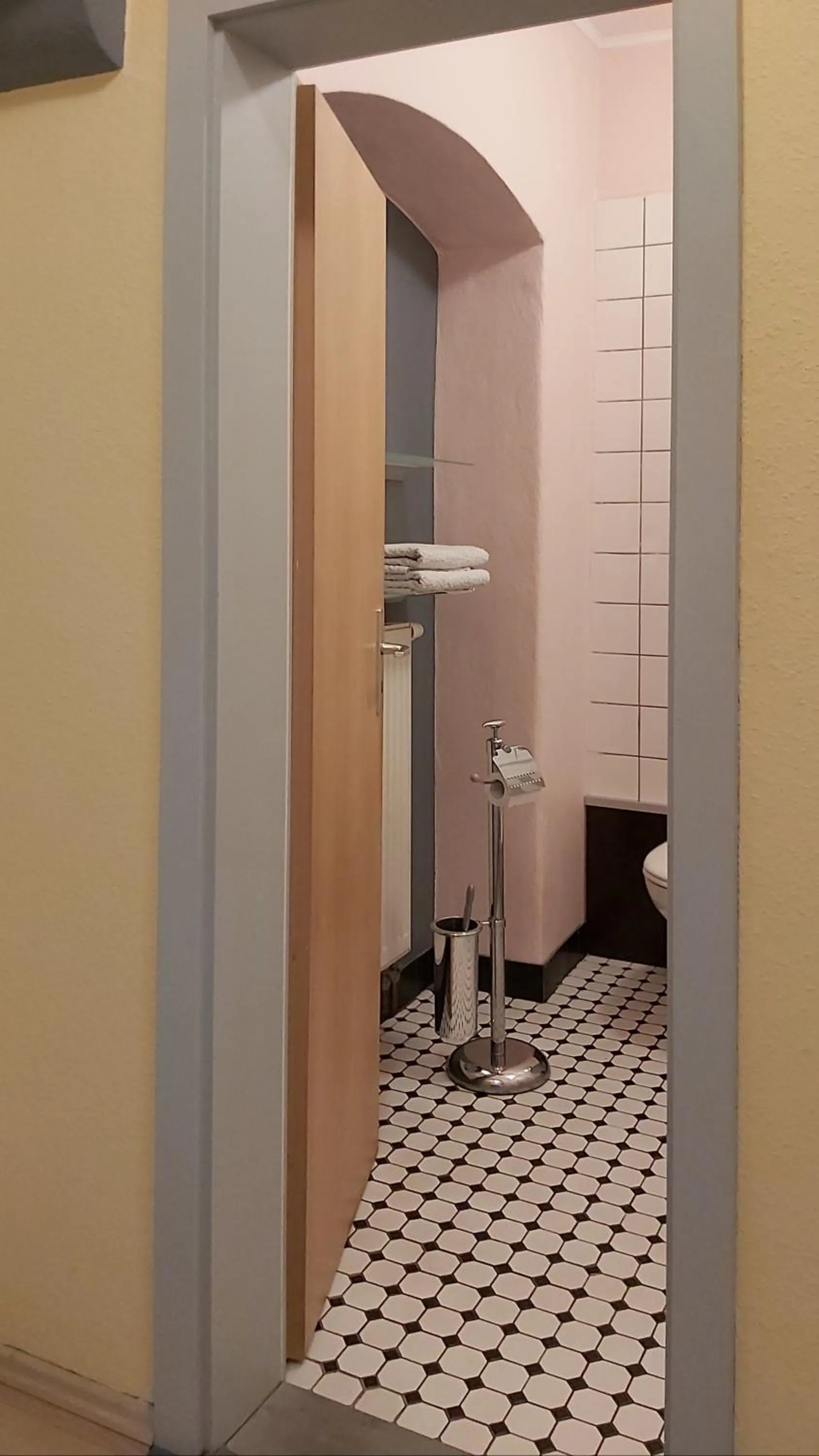 Bathroom in City-Ferienwohnungen-Dresden - zentral gelegen im Haus Louisenstrasse 11 - Dresden-Neustadt