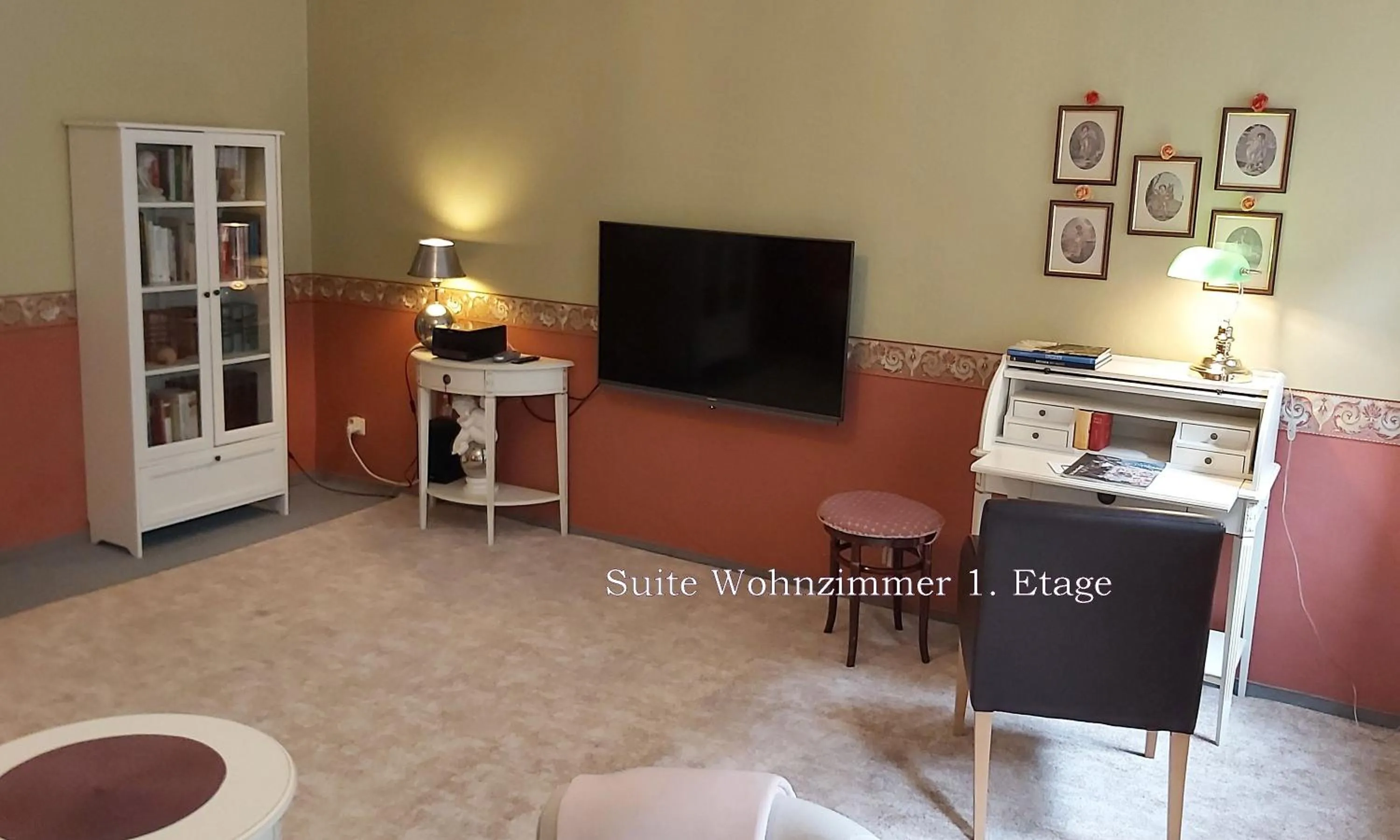 Living room in City-Ferienwohnungen-Dresden - zentral gelegen im Haus Louisenstrasse 11 - Dresden-Neustadt