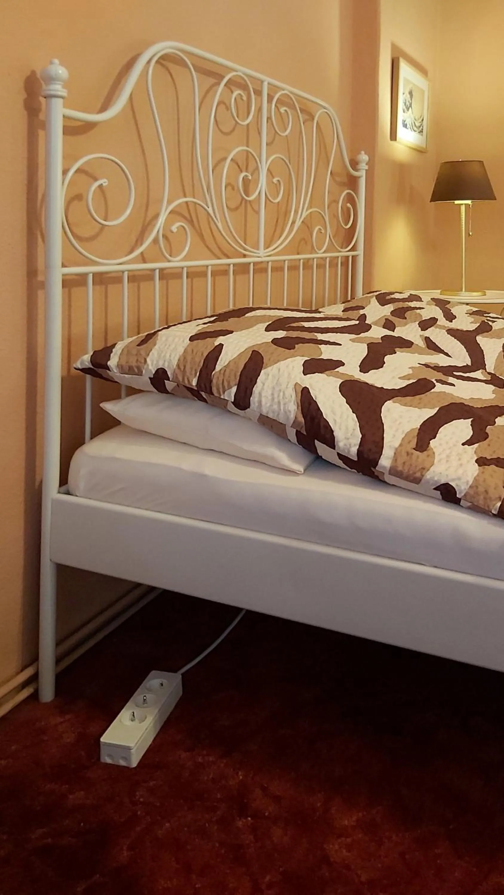Bed in City-Ferienwohnungen-Dresden - zentral gelegen im Haus Louisenstrasse 11 - Dresden-Neustadt
