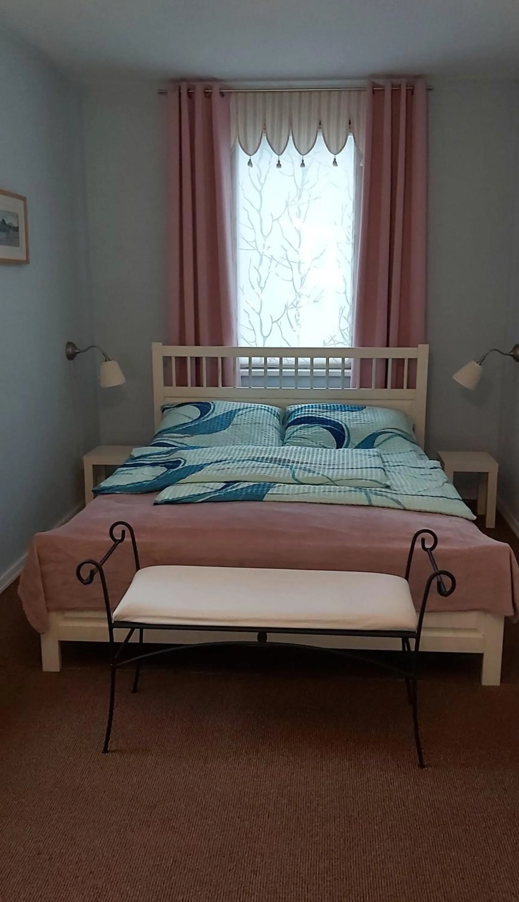 Bed in City-Ferienwohnungen-Dresden - zentral gelegen im Haus Louisenstrasse 11 - Dresden-Neustadt