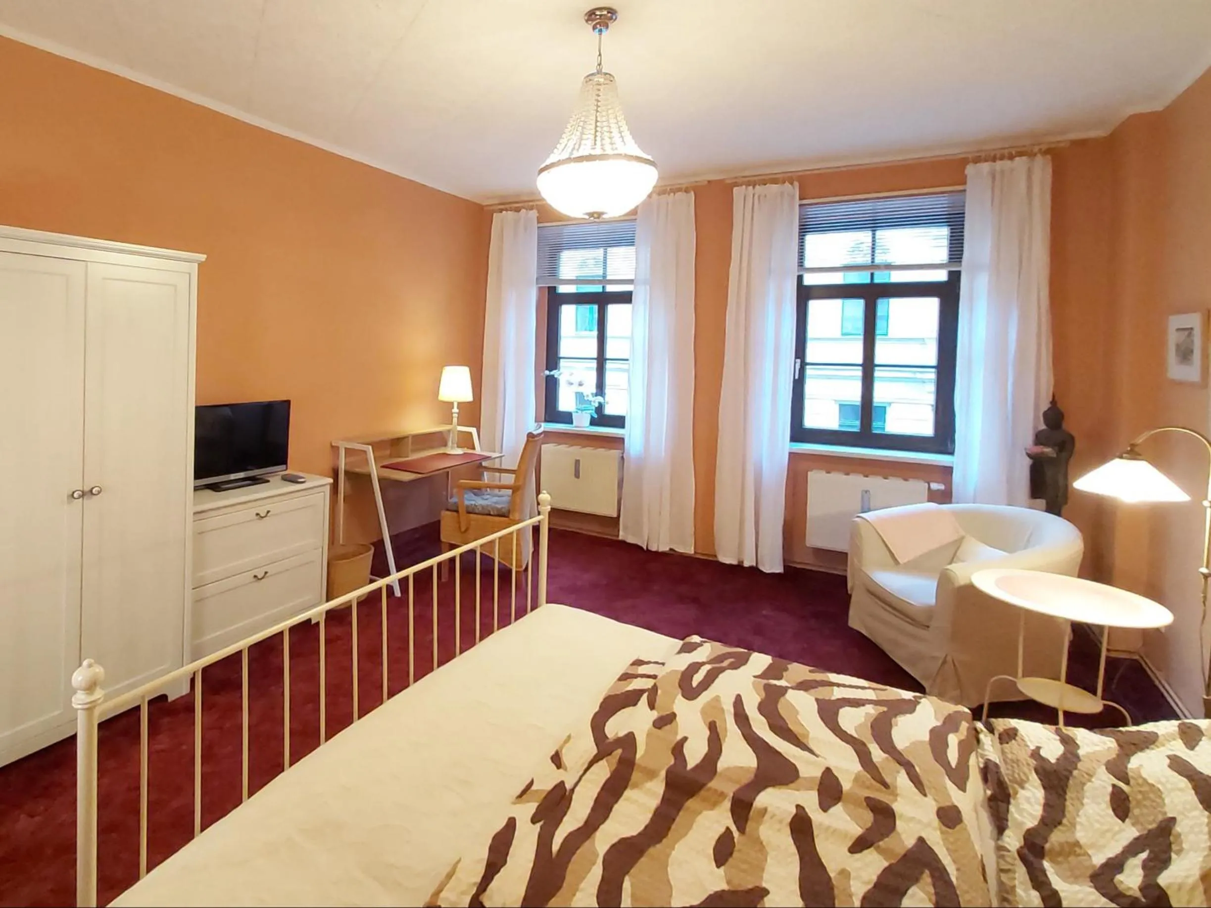 Living room, Bed in City-Ferienwohnungen-Dresden - zentral gelegen im Haus Louisenstrasse 11 - Dresden-Neustadt