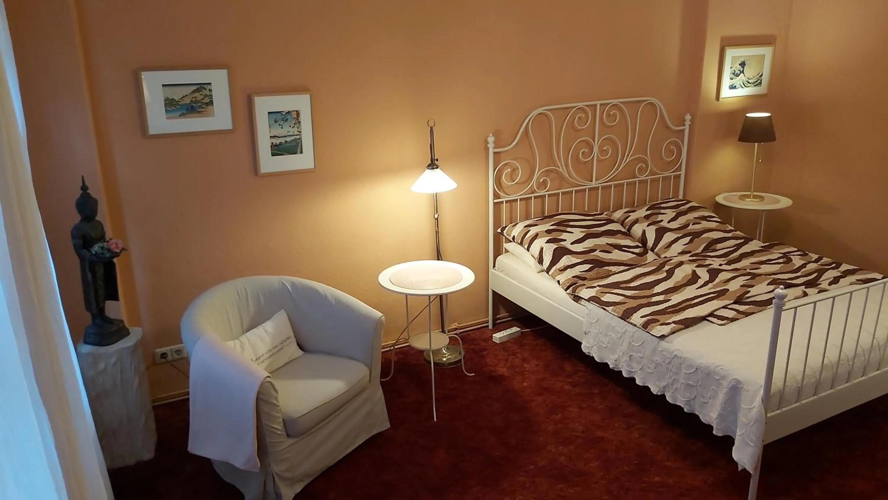 Living room, Bed in City-Ferienwohnungen-Dresden - zentral gelegen im Haus Louisenstrasse 11 - Dresden-Neustadt