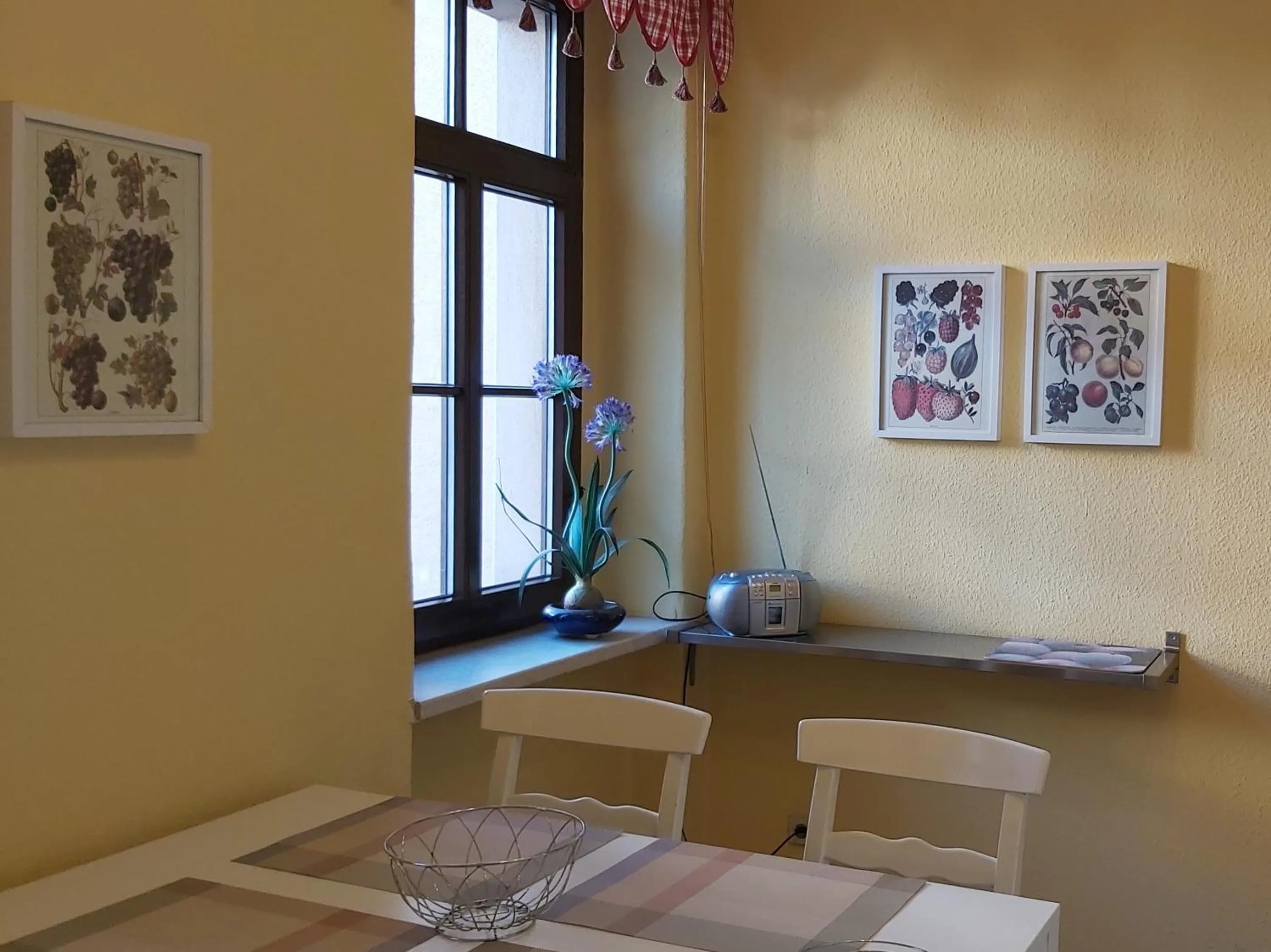 Dining area in City-Ferienwohnungen-Dresden - zentral gelegen im Haus Louisenstrasse 11 - Dresden-Neustadt
