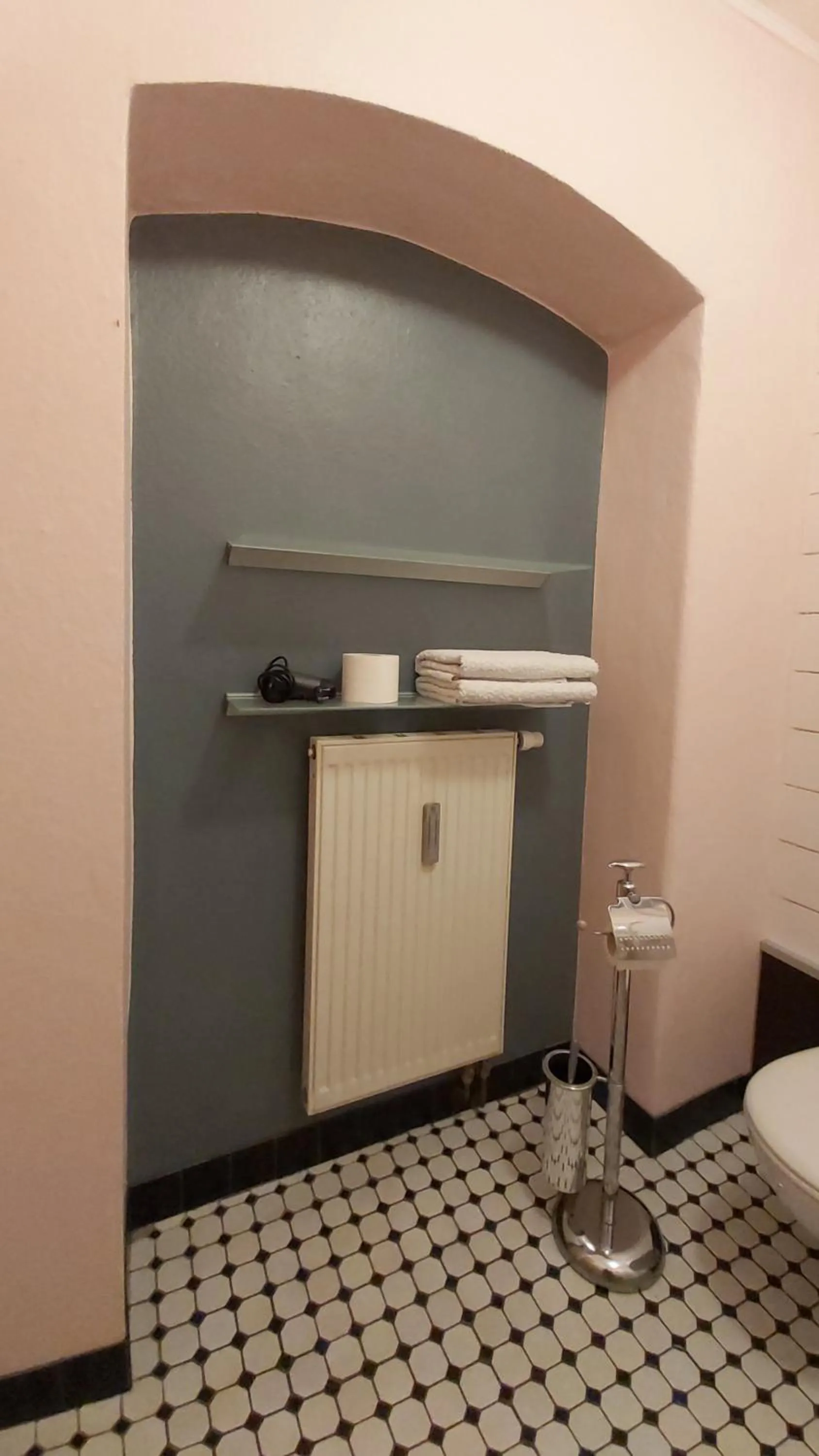 Bathroom in City-Ferienwohnungen-Dresden - zentral gelegen im Haus Louisenstrasse 11 - Dresden-Neustadt