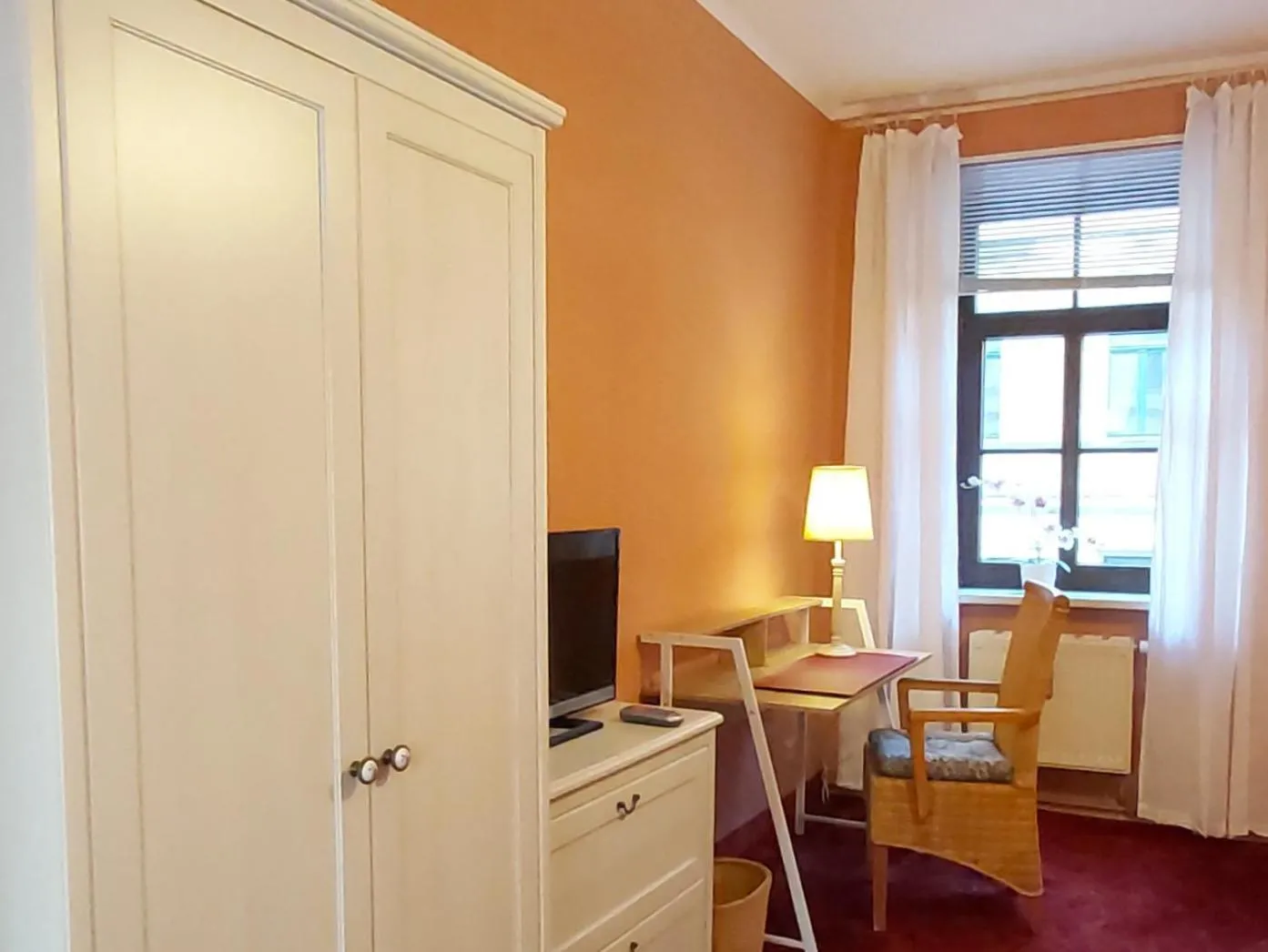 Living room in City-Ferienwohnungen-Dresden - zentral gelegen im Haus Louisenstrasse 11 - Dresden-Neustadt