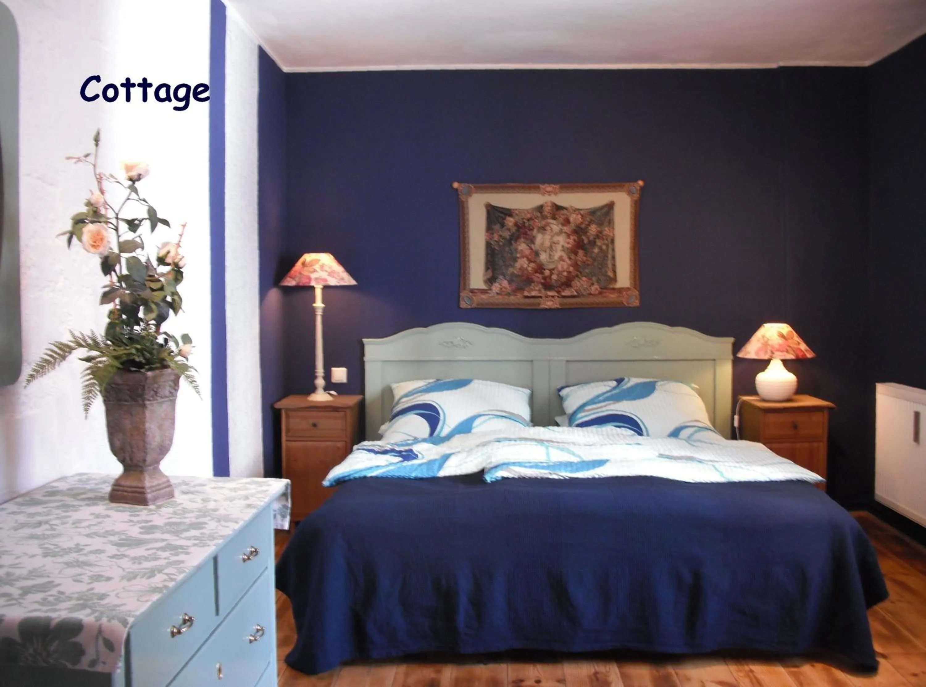 Bed in City-Ferienwohnungen-Dresden - zentral gelegen im Haus Louisenstrasse 11 - Dresden-Neustadt