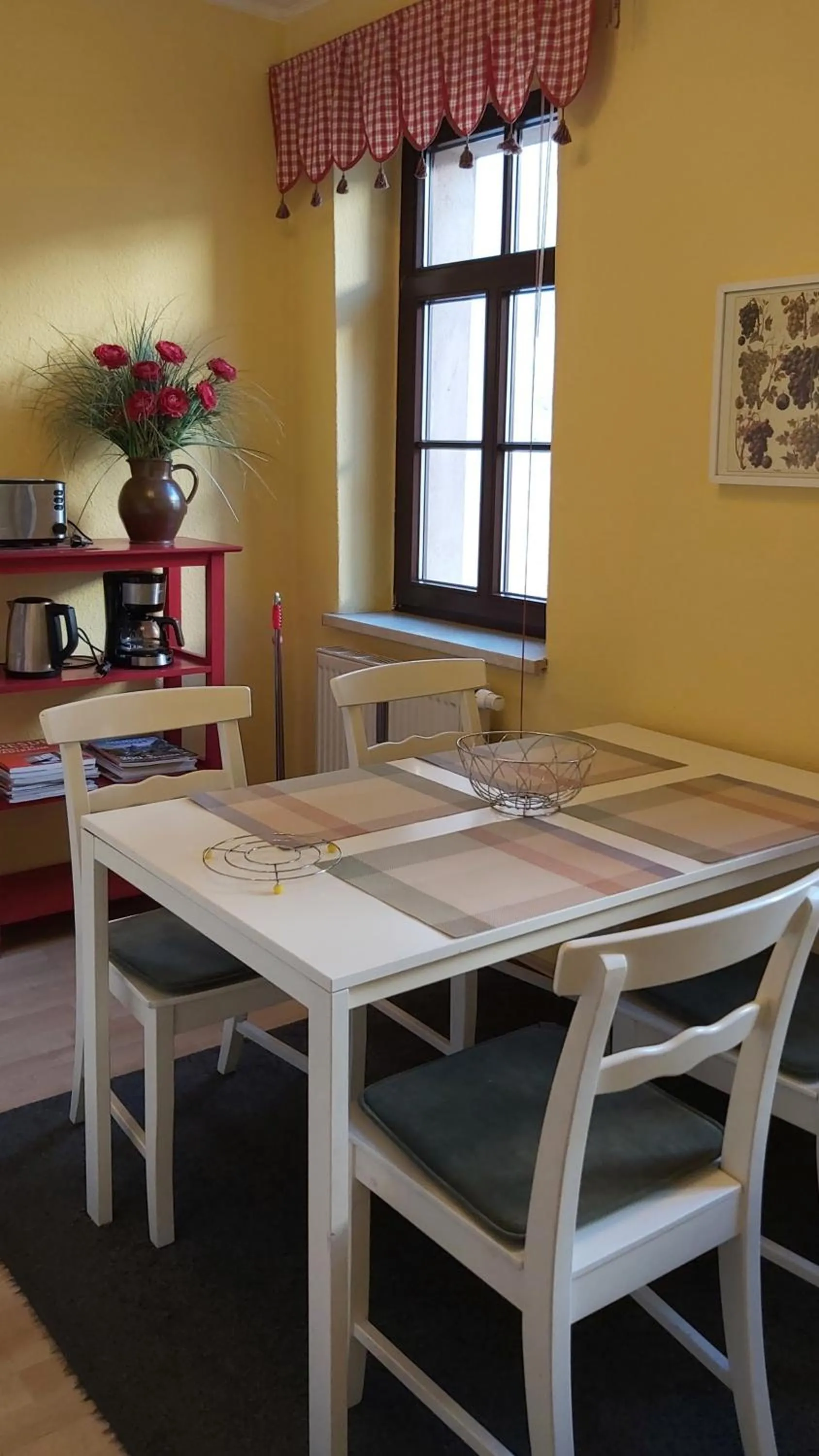 Dining area in City-Ferienwohnungen-Dresden - zentral gelegen im Haus Louisenstrasse 11 - Dresden-Neustadt