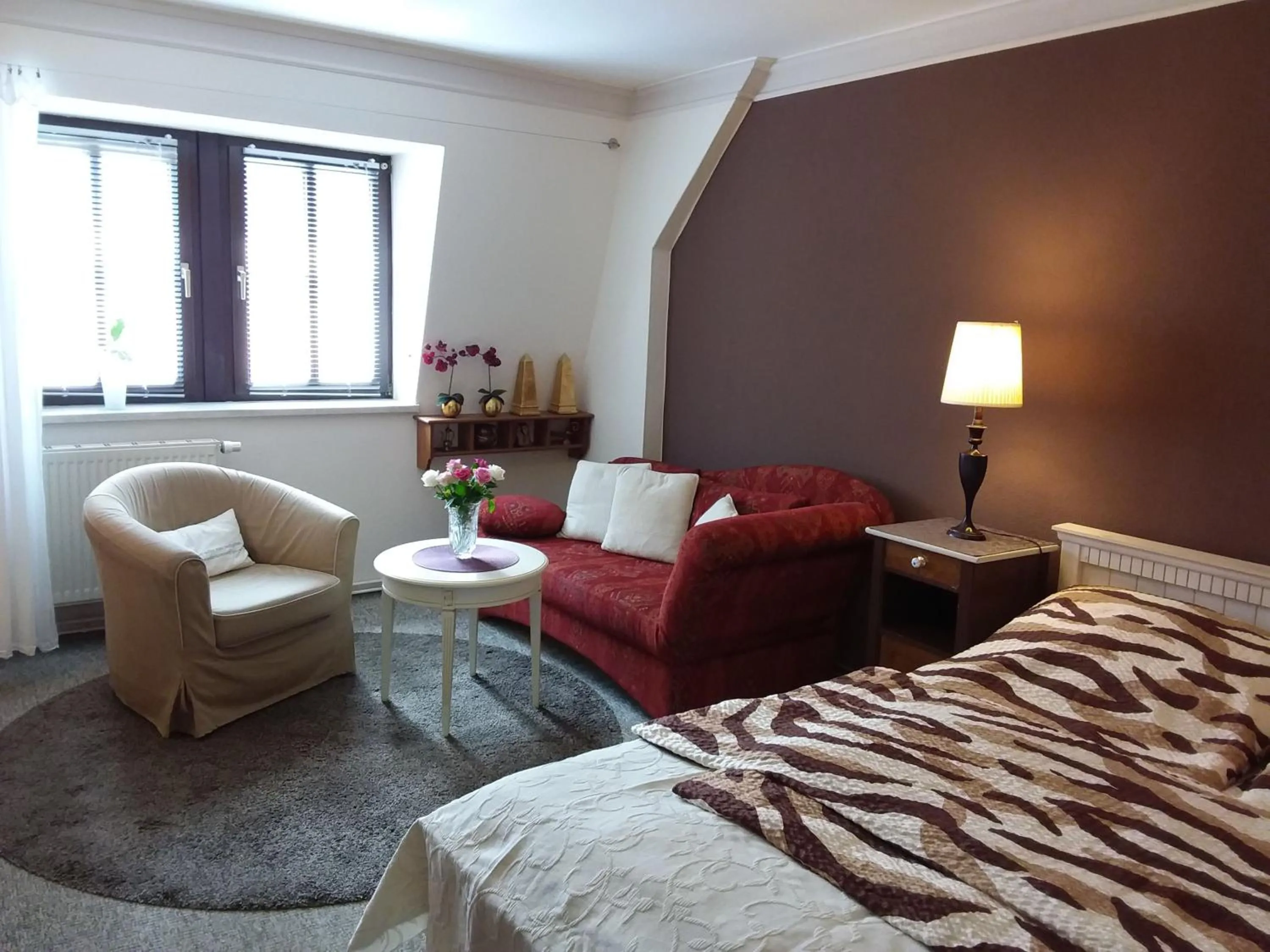 Photo of the whole room, Bed in City-Ferienwohnungen-Dresden - zentral gelegen im Haus Louisenstrasse 11 - Dresden-Neustadt