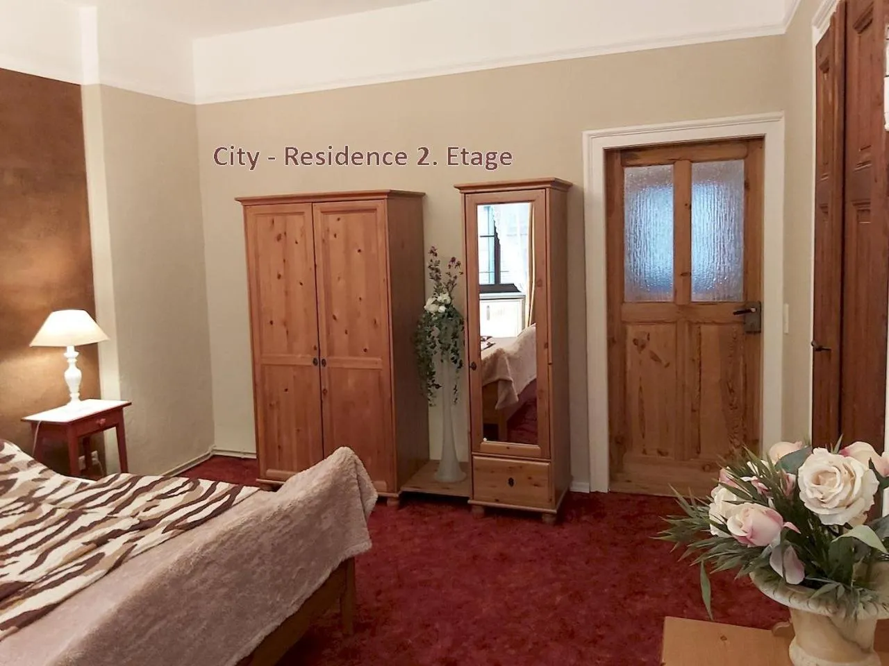 Bedroom, Bed in City-Ferienwohnungen-Dresden - zentral gelegen im Haus Louisenstrasse 11 - Dresden-Neustadt